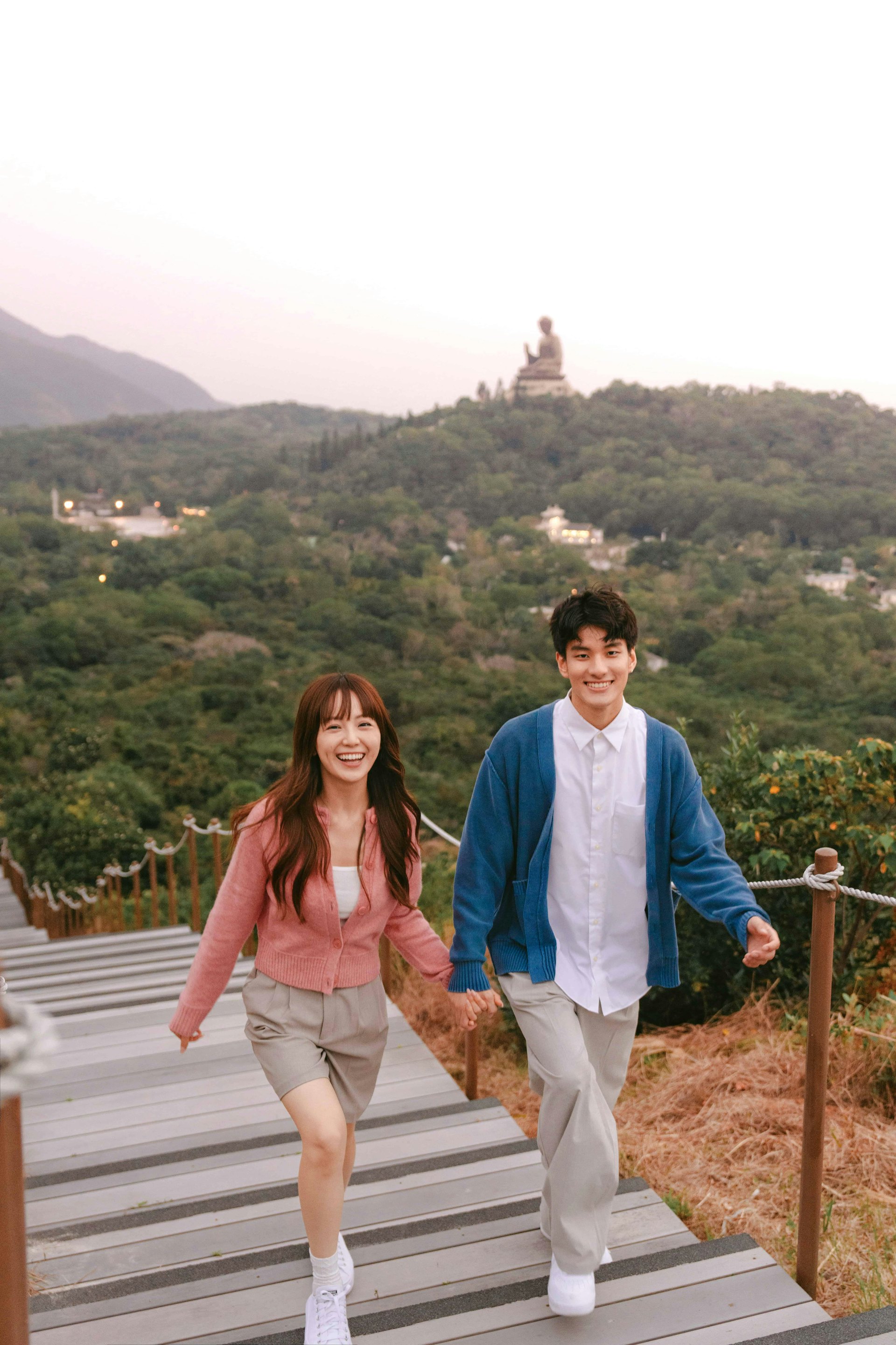 昂坪觀景台可360度遠眺整個昂坪高原,包括天壇大佛、寶蓮寺、昂坪市集,以及港珠澳大橋等,更可近距離與纜車打卡。(昂坪360圖片) 昂坪觀景台可360度遠眺整個昂坪高原,包括天壇大佛、寶蓮寺、昂坪市集,以及港珠澳大橋等,更可近距離與纜車打卡。(昂坪360圖片)