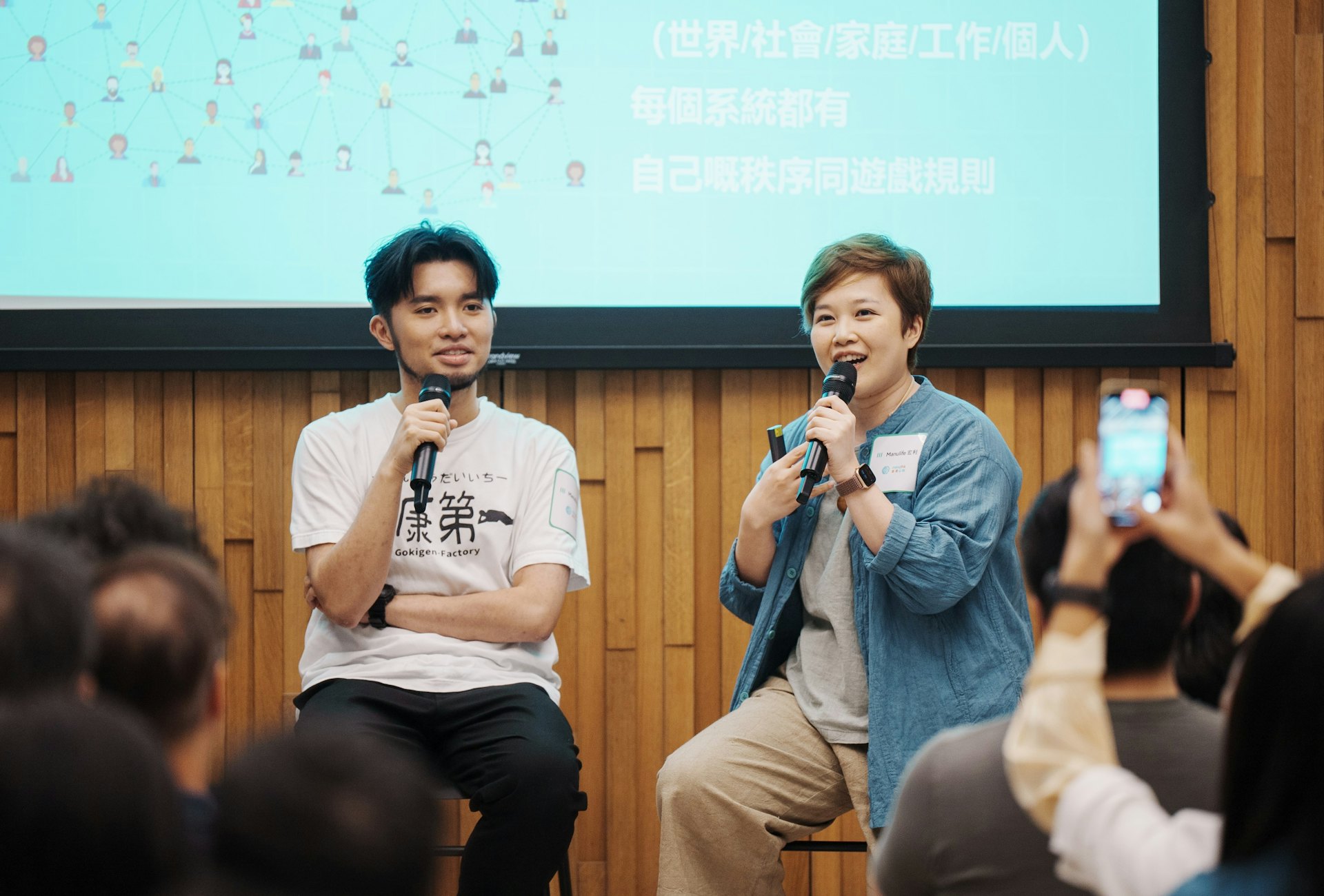 跨媒體創作者許賢(圖左)和香港心聆臨床顧問及輔導心理學家Opal Li(圖右)於第二場推廣活動與公眾交流原生家庭對個人成長和情緒的影響。(宏利提供圖片) 跨媒體創作者許賢(圖左)和香港心聆臨床顧問及輔導心理學家Opal Li(圖右)於第二場推廣活動與公眾交流原生家庭對個人成長和情緒的影響。(宏利提供圖片)