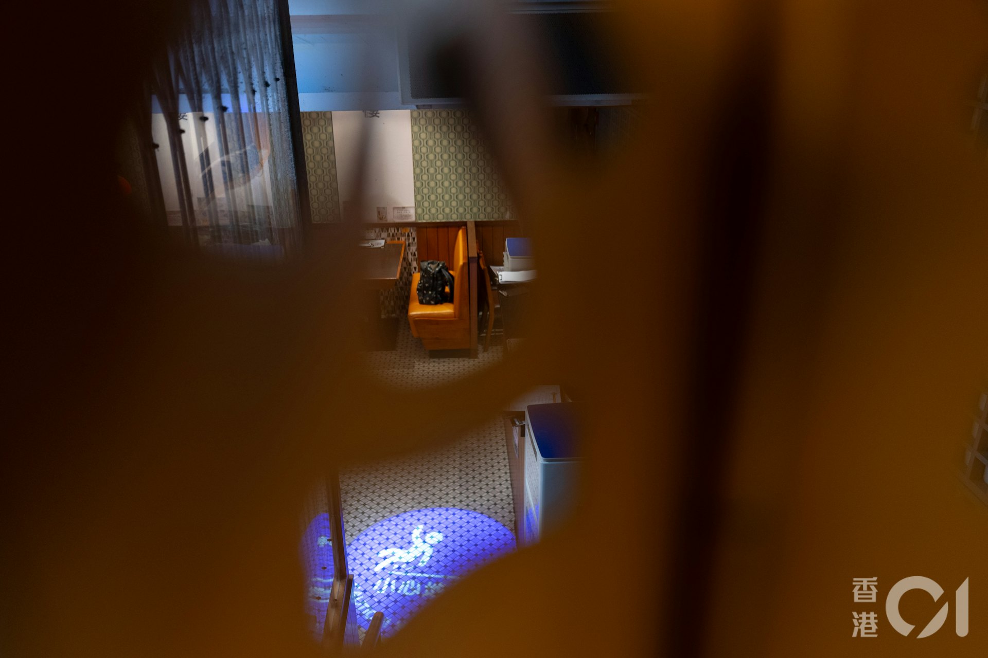 《 香港01》今早(7日)收到金記冰室黃大仙分店的員工報料,指該分店因拖欠租金半年,昨日遭「封舖」,全店20多名員工亦遭拖糧。(夏家朗攝) 《 香港01》今早(7日)收到金記冰室黃大仙分店的員工報料,指該分店因拖欠租金半年,昨日遭「封舖」,全店20多名員工亦遭拖糧。(夏家朗攝)