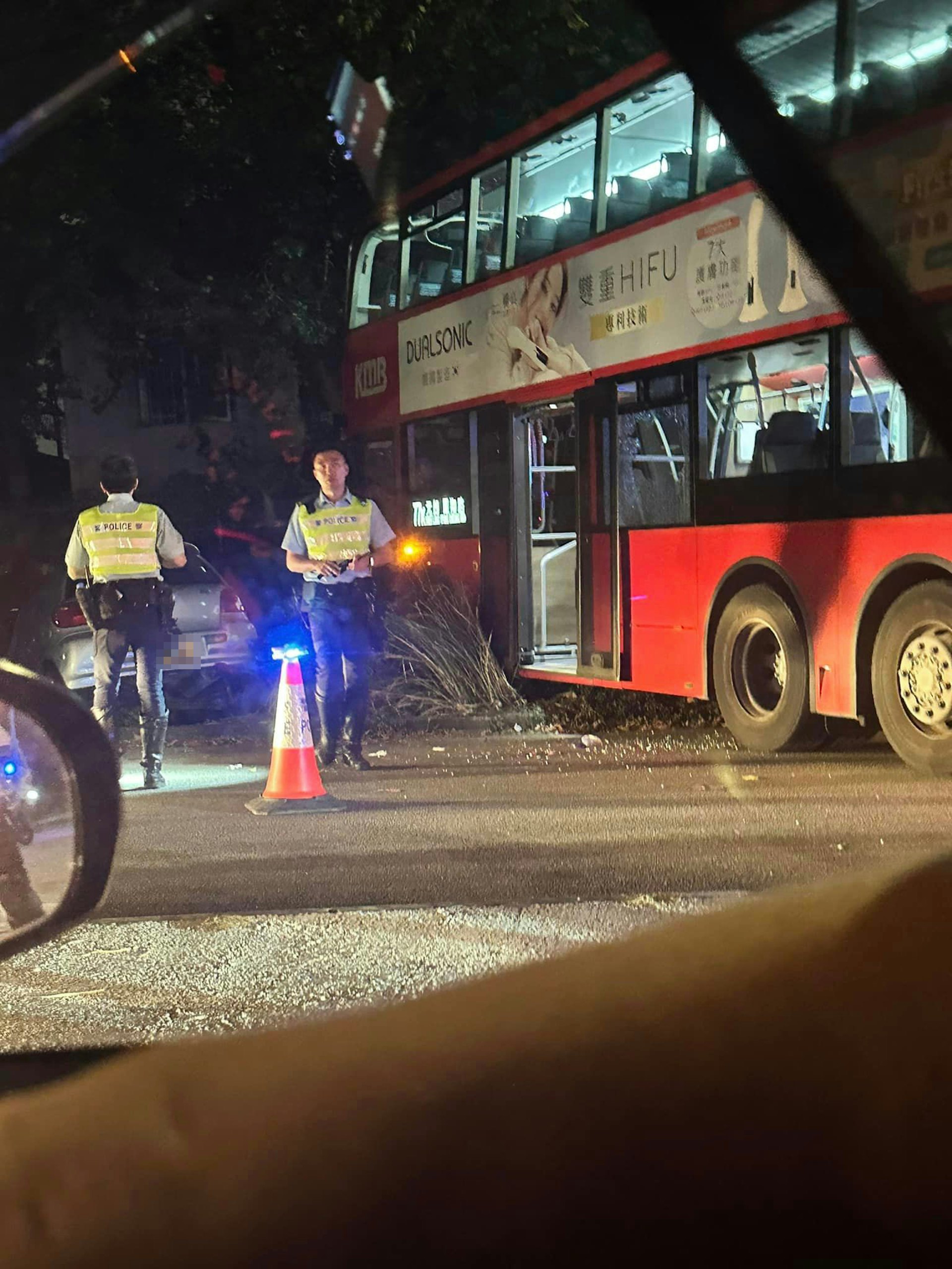 上水粉錦公路大頭嶺迴旋處有巴士與私家車相撞,兩車雙雙撞上石壆,警員到場調查。(北區之友fb/Joyce Li) 上水粉錦公路大頭嶺迴旋處有巴士與私家車相撞,兩車雙雙撞上石壆,警員到場調查。(北區之友fb/Joyce Li)
