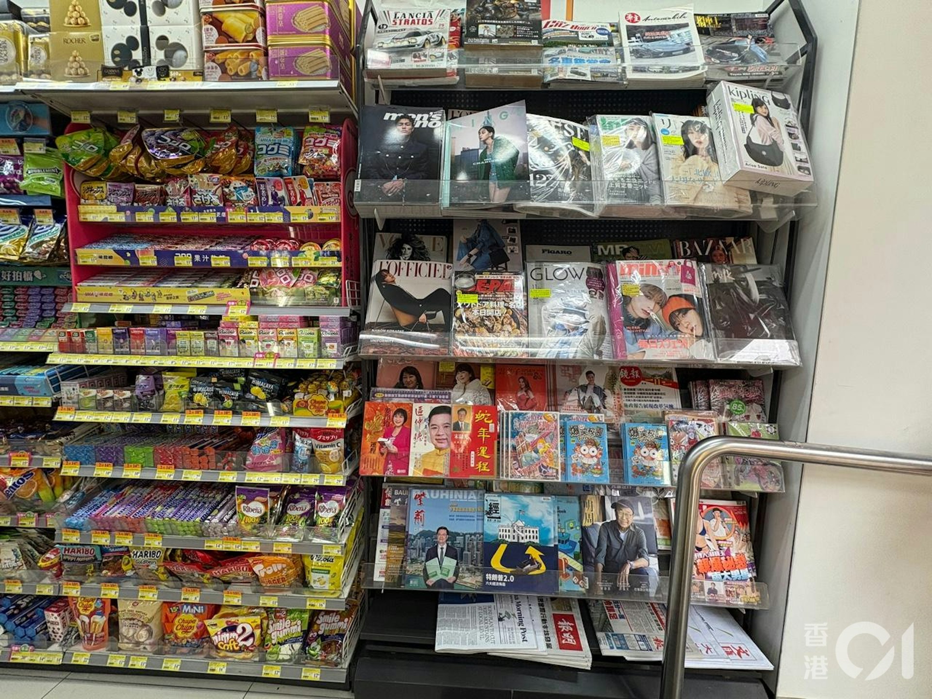 雜誌架上擺滿各類型的雜誌及書籍,最底層則擺放數份報紙。(洪芷菁攝) 雜誌架上擺滿各類型的雜誌及書籍,最底層則擺放數份報紙。(洪芷菁攝)