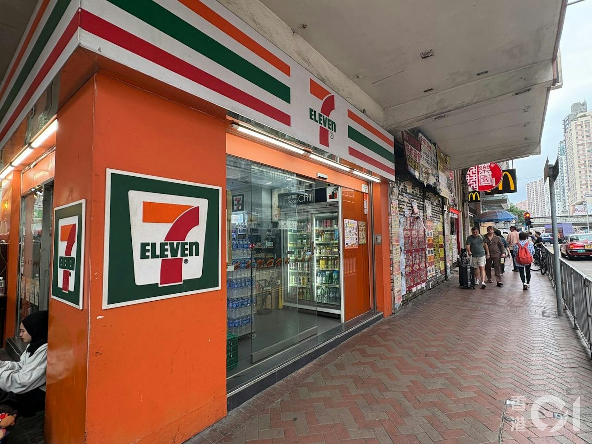 2024年11月9日,旺角亞皆老街7-Eleven分店,只擺放報紙架。(洪芷菁攝) 2024年11月9日,旺角亞皆老街7-Eleven分店,只擺放報紙架。(洪芷菁攝)