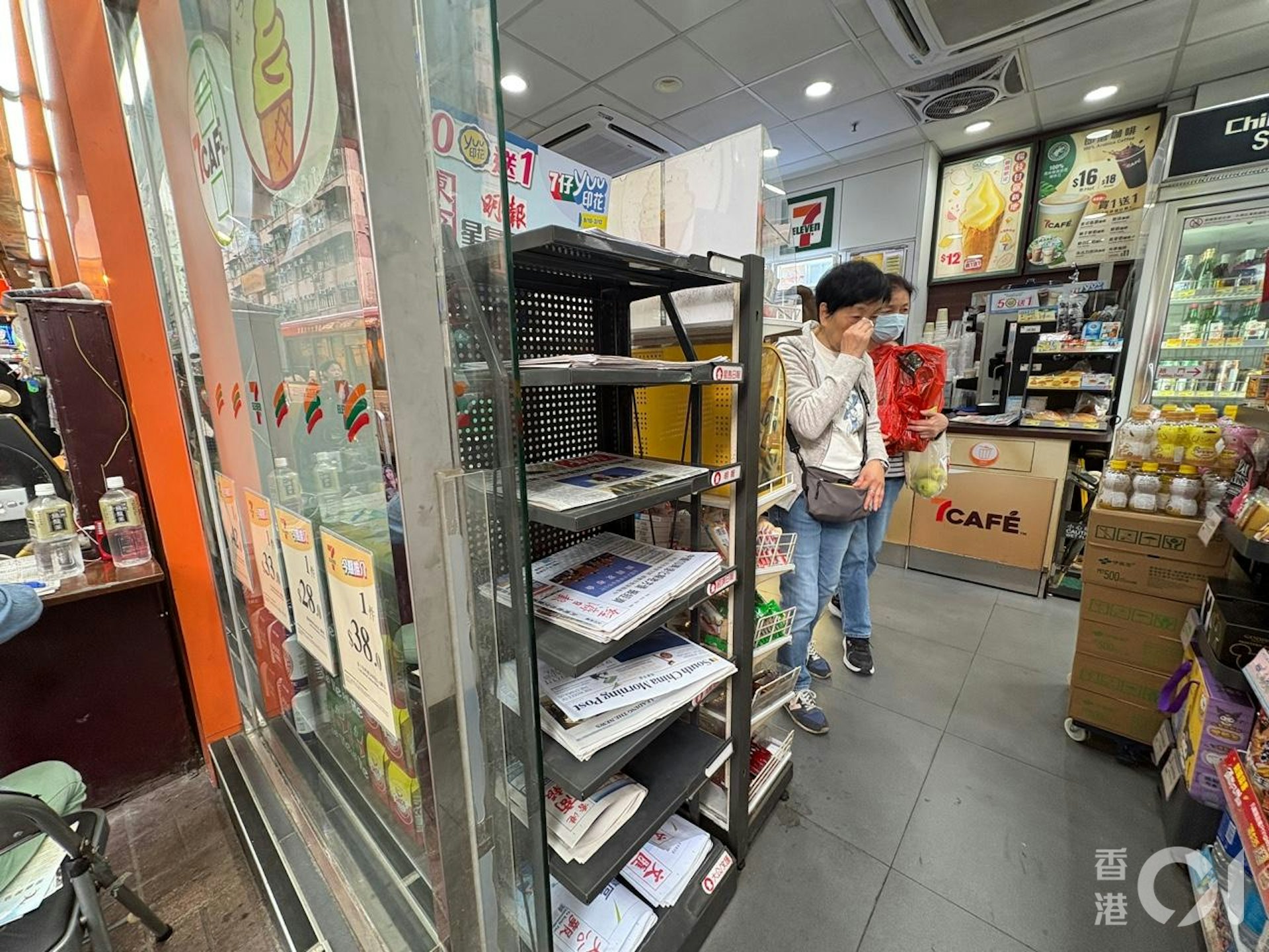 旺角亞皆老街7-Eleven分店,只擺放報紙架。(洪芷菁攝) 旺角亞皆老街7-Eleven分店,只擺放報紙架。(洪芷菁攝)