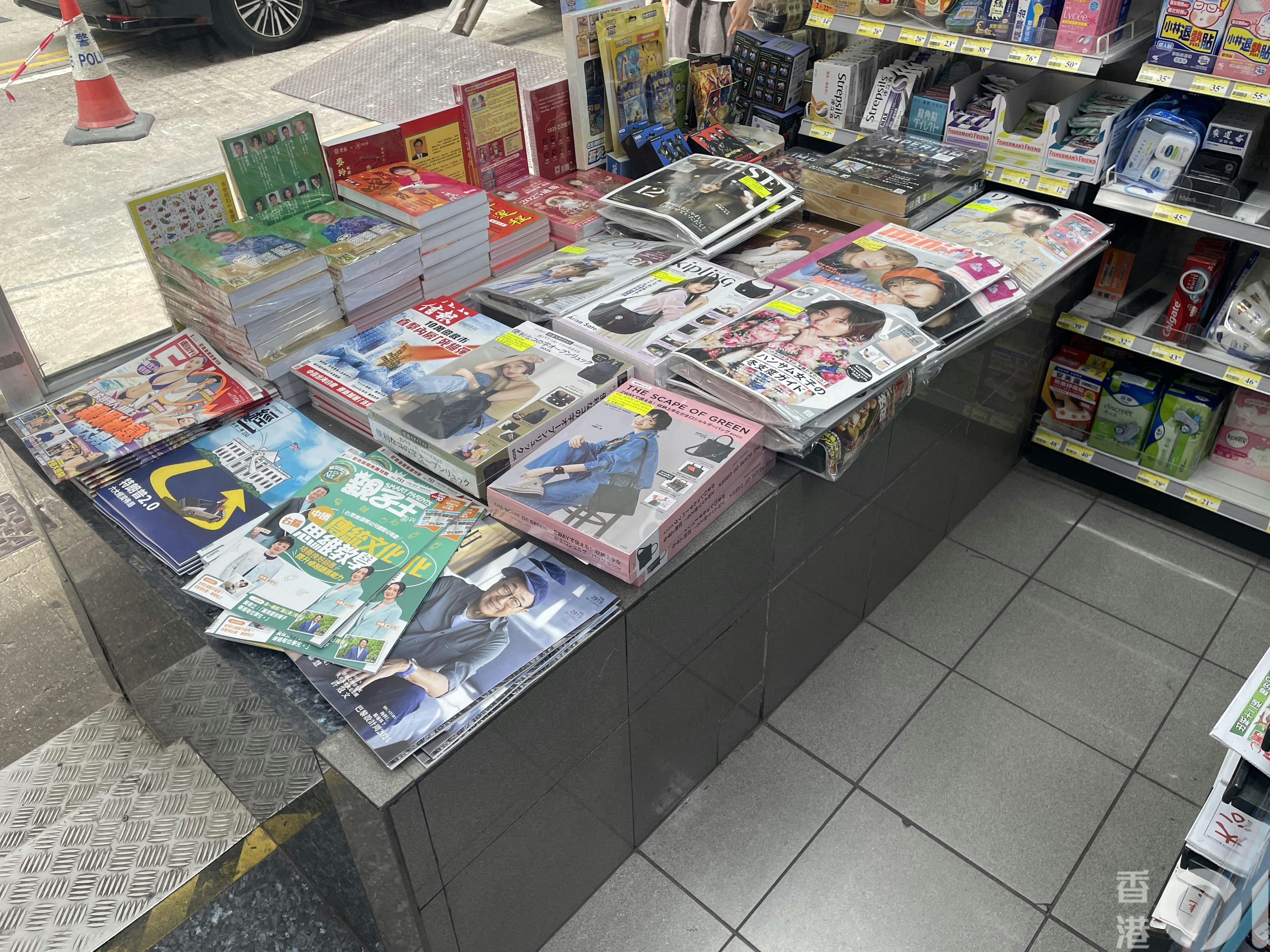 門口旁邊的矮櫃，亦被用作擺放雜誌，當中大部份為日本的時裝雜誌。（任葆穎攝）