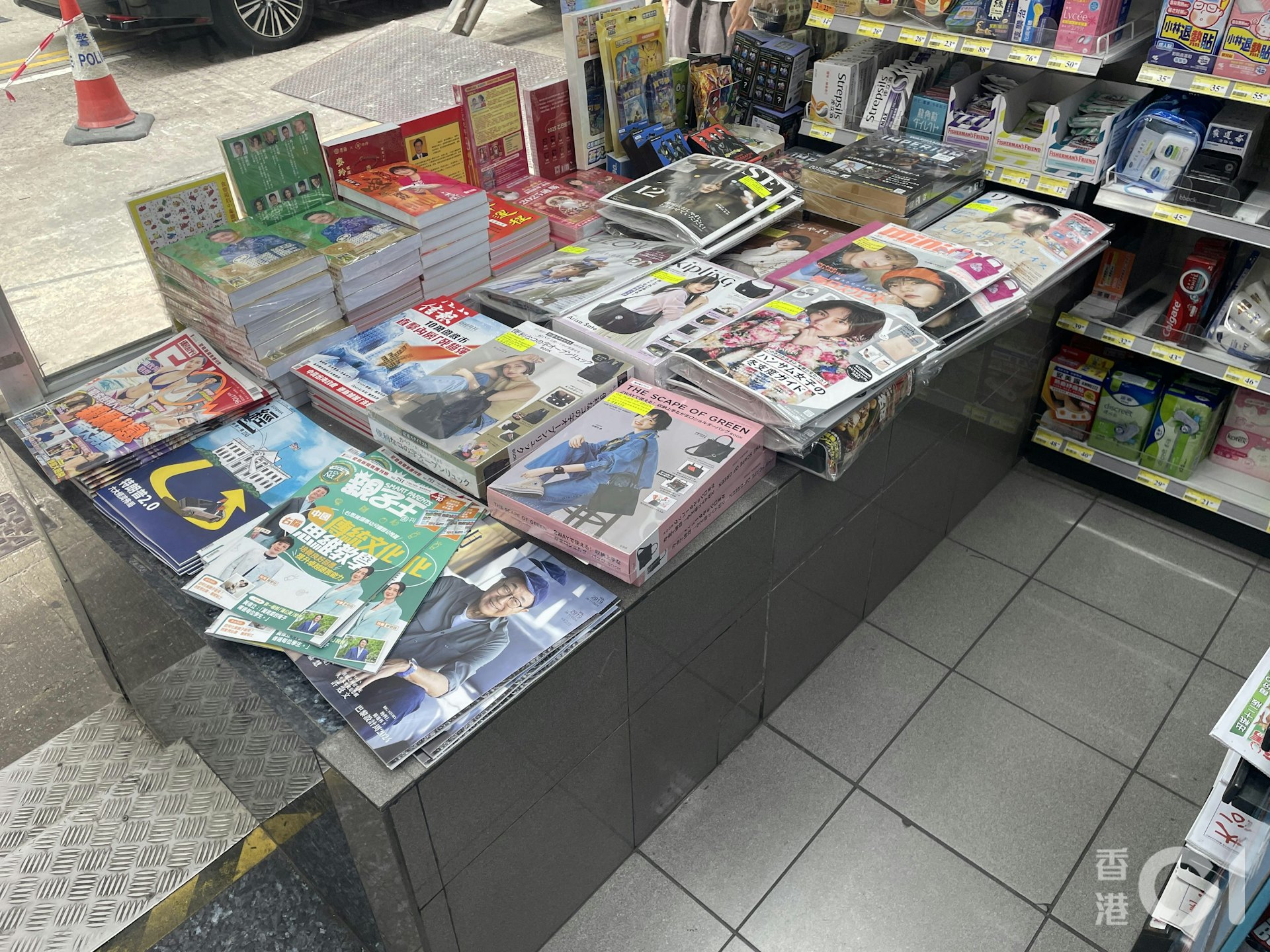 門口旁邊的矮櫃,亦被用作擺放雜誌,當中大部份為日本的時裝雜誌。(任葆穎攝) 門口旁邊的矮櫃,亦被用作擺放雜誌,當中大部份為日本的時裝雜誌。(任葆穎攝)
