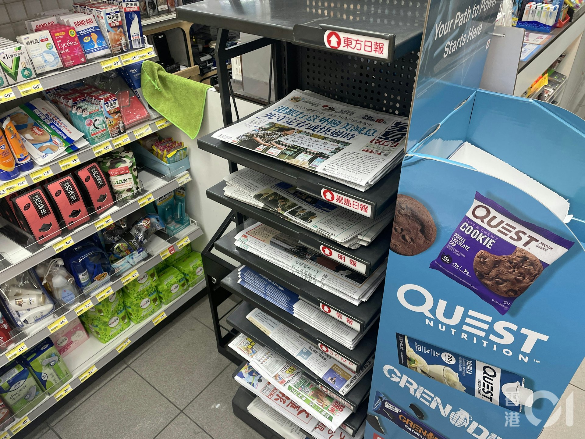 中環砵典乍街的7-Eleven便利店,仍放有報紙架及雜誌架。(任葆穎攝) 中環砵典乍街的7-Eleven便利店,仍放有報紙架及雜誌架。(任葆穎攝)