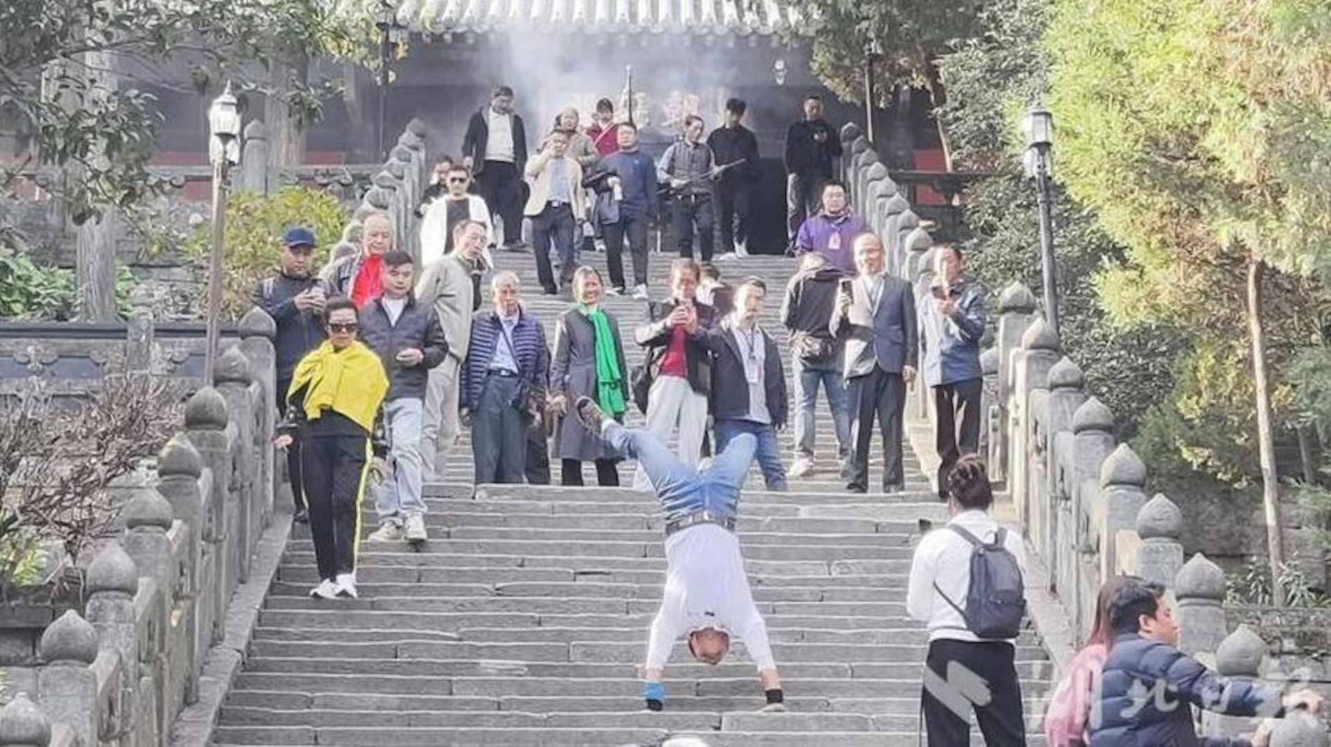 孫國山用雙手倒立的方式,逐步攀登上武當山。(湖北日報) 孫國山用雙手倒立的方式,逐步攀登上武當山。(湖北日報)