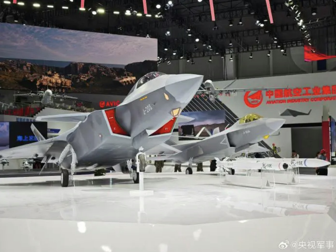 殲-20與殲-35模型亮相。