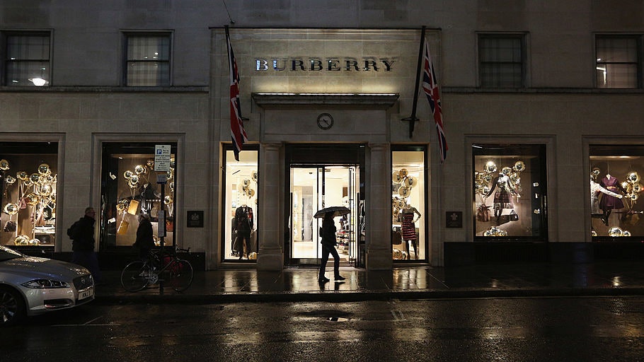 Burberry全年轉蝕300萬鎊 擬全球裁1700人 冀削6千萬鎊成本 Burberry全年轉蝕300萬鎊 擬全球裁1700人 冀削6千萬鎊成本