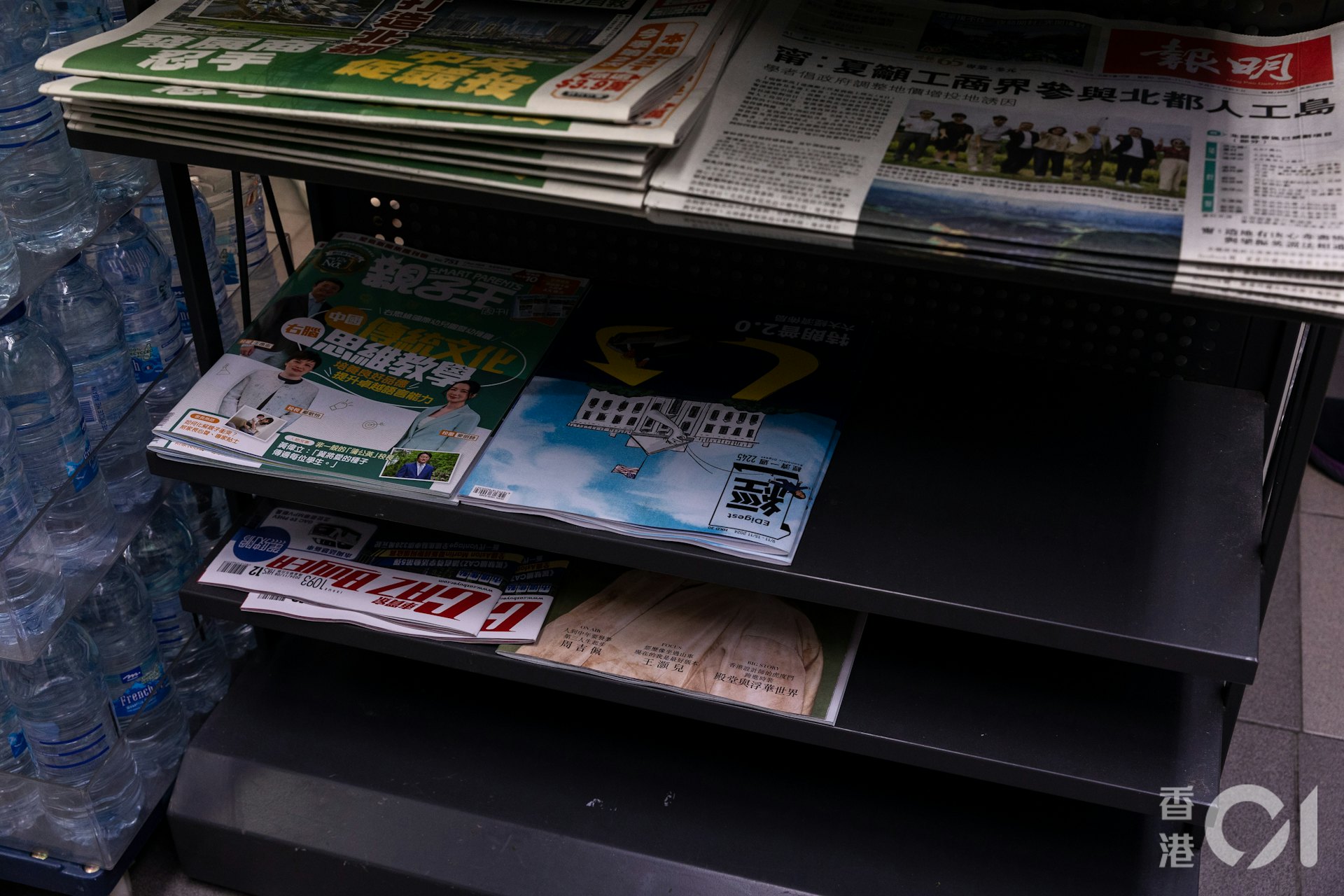 DFI集團旗下香港7-11便利店陸續撤雜誌架停售雜誌。DFI指定期按顧客的實際需求,調整貨品供應,包括報章或雜誌。(周令知攝) DFI集團旗下香港7-11便利店陸續撤雜誌架停售雜誌。DFI指定期按顧客的實際需求,調整貨品供應,包括報章或雜誌。(周令知攝)