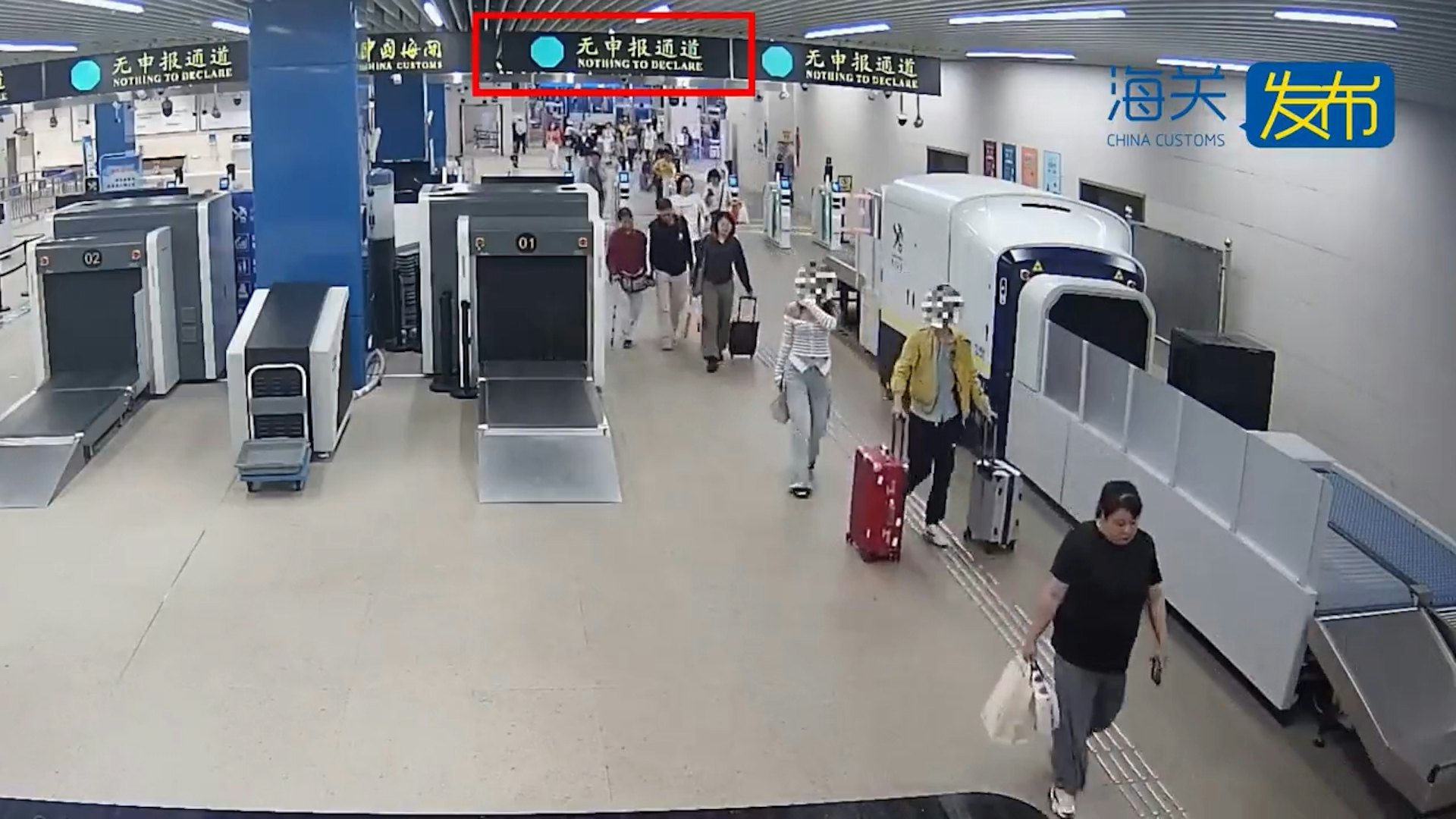 一名旅客經青茂口岸旅檢現場「無申報通道」出境(即由珠海進入澳門),海關關員在該旅客口袋中發現未申報的港幣共30萬元。(中國海關總署)