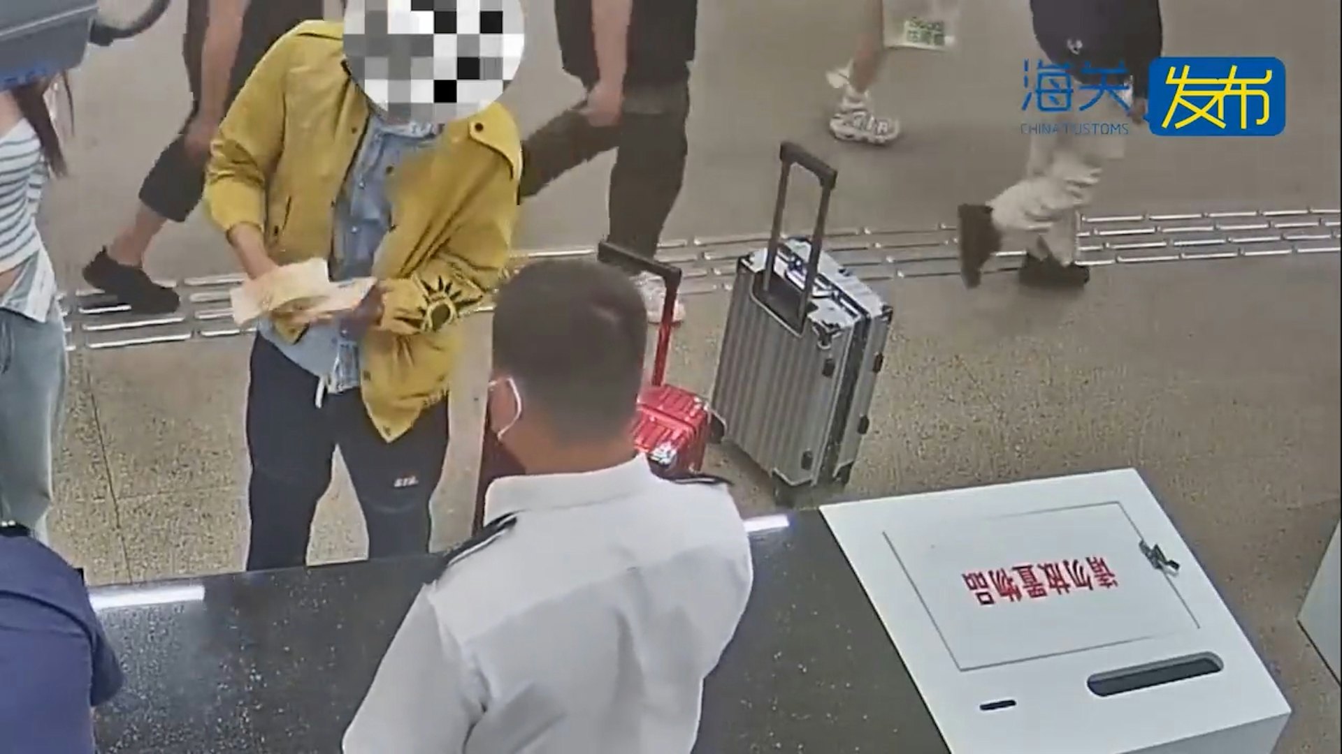 一名旅客經青茂口岸旅檢現場「無申報通道」出境(即由珠海進入澳門),海關關員在該旅客口袋中發現未申報的港幣共30萬元。(中國海關總署)