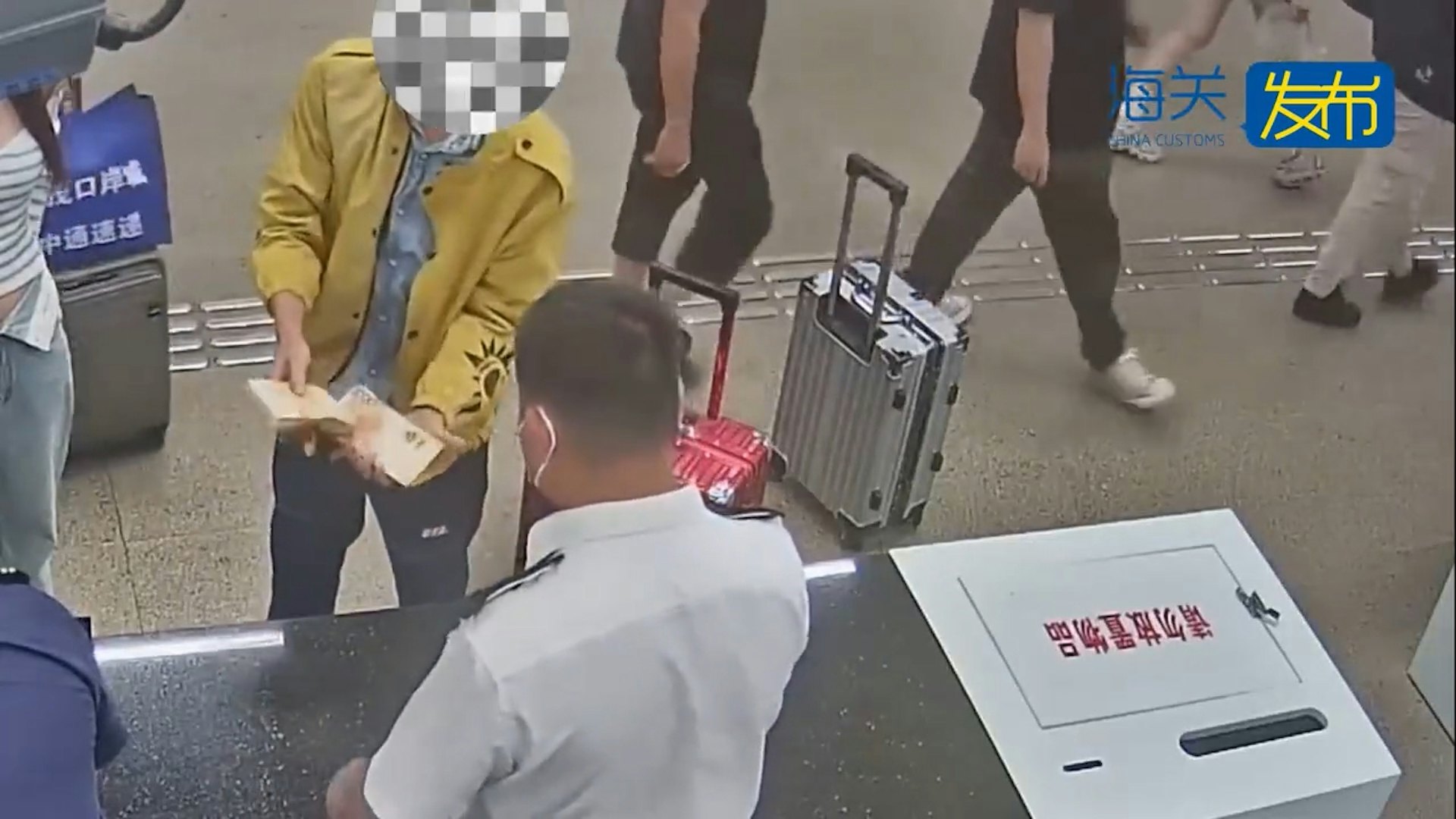 一名旅客經青茂口岸旅檢現場「無申報通道」出境(即由珠海進入澳門),海關關員在該旅客口袋中發現未申報的港幣共30萬元。(中國海關總署)