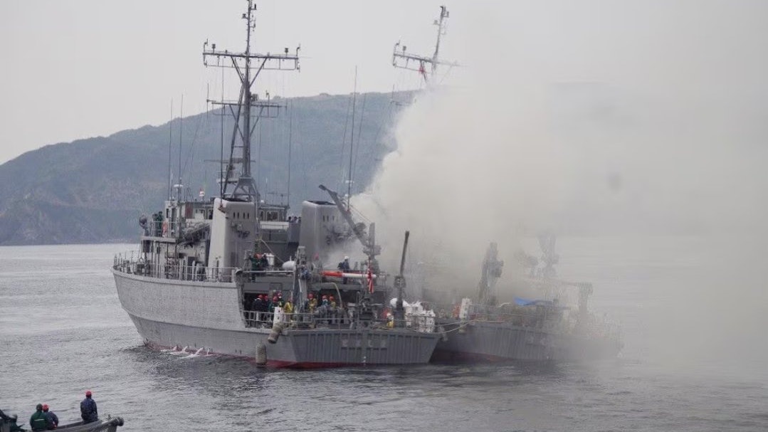 日本掃雷艦宇久島號起火後沉沒 1船員下落不明 日本掃雷艦宇久島號起火後沉沒 1船員下落不明