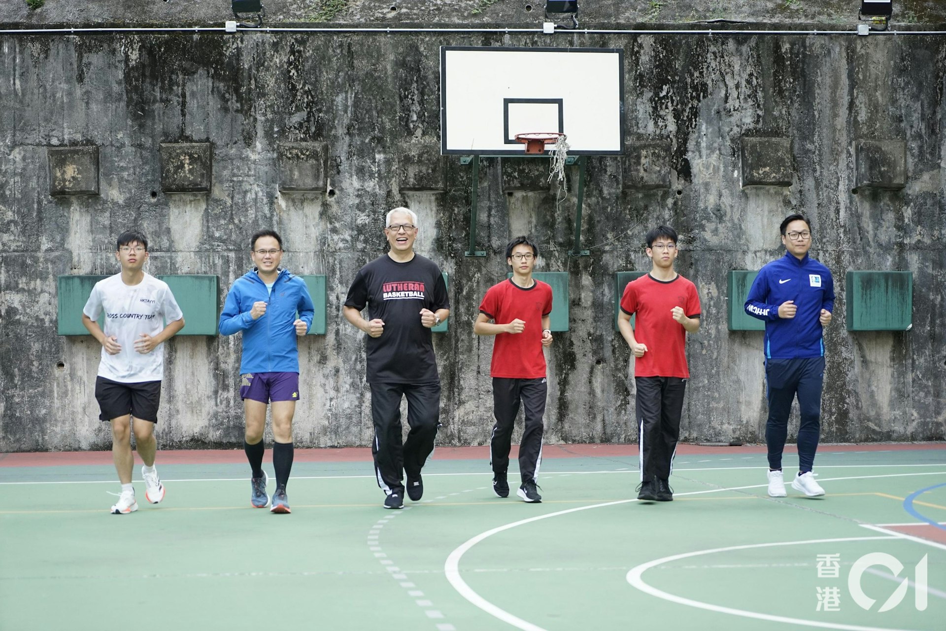 香港中文中學聯會派出43對學生及校長參加街馬2024的10公里賽,上圖左起為香港道教聯合會圓玄學院吳栢鋒同學、簡偉鴻校長、基督教香港信義會信義中學梁冠芬校長、鄧皓正同學、林旭同學、吳宏業副校長。(盧勁揚攝) 香港中文中學聯會派出43對學生及校長參加街馬2024的10公里賽,上圖左起為香港道教聯合會圓玄學院吳栢鋒同學、簡偉鴻校長、基督教香港信義會信義中學梁冠芬校長、鄧皓正同學、林旭同學、吳宏業副校長。(盧勁揚攝)