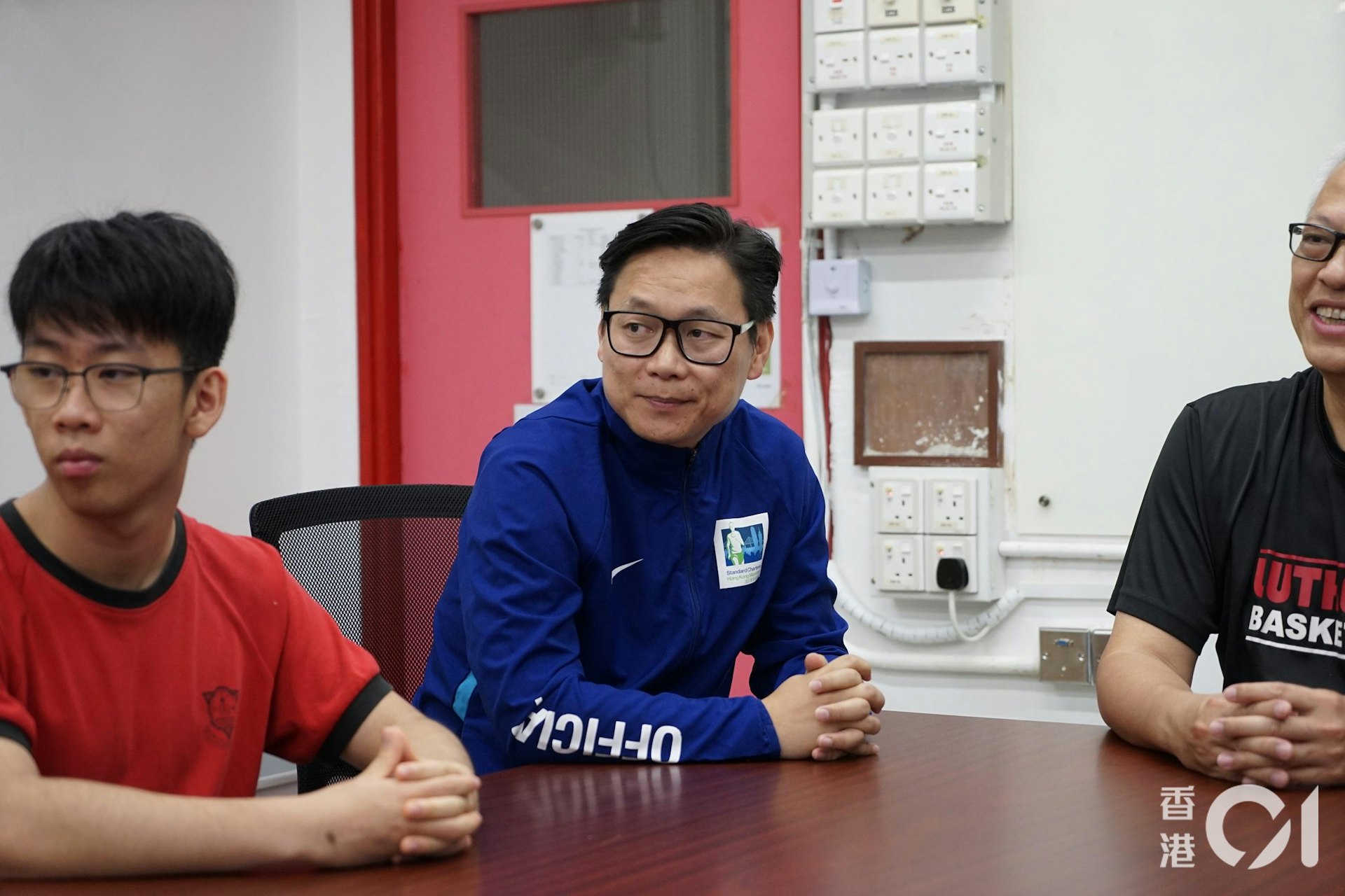 吳宏業副校長提到自己讀書時期是越野隊成員,投身社會工作後曾放下運動,結果逐漸變重及生病,需要重拾運動以改善身體質素。他笑說曾經在學校向所有學生展示自己減肥前後的對比圖,以真實例子告訴學生運動有助改善身體健康。(盧勁揚攝) 吳宏業副校長提到自己讀書時期是越野隊成員,投身社會工作後曾放下運動,結果逐漸變重及生病,需要重拾運動以改善身體質素。他笑說曾經在學校向所有學生展示自己減肥前後的對比圖,以真實例子告訴學生運動有助改善身體健康。(盧勁揚攝)