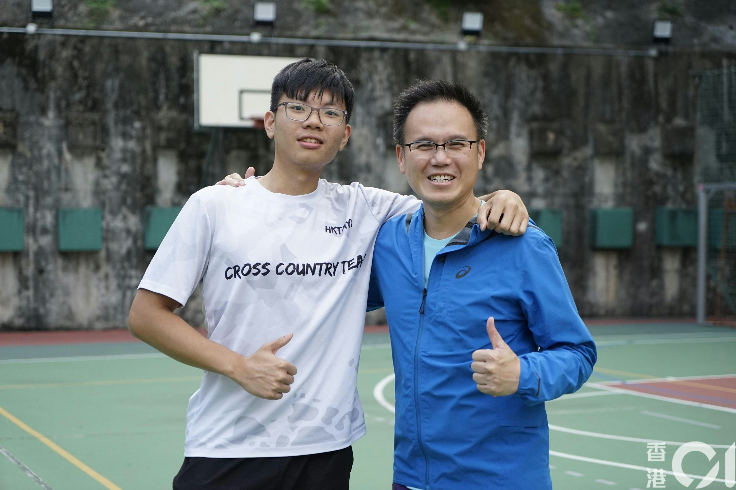 香港道教聯合會圓玄學院第一中學吳栢鋒同學（左）及簡偉鴻校長（右）都已參加跑步運動一段時間，亦曾在學校一起跑步。吳同學說透過是次街馬與校長練跑，漸漸感覺校長似是朋友多於師長。（盧勁揚攝）