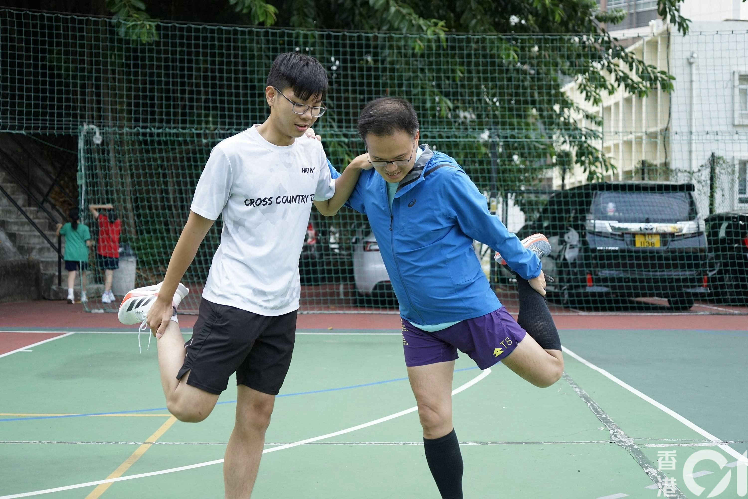 香港道教聯合會圓玄學院第一中學簡偉鴻校長笑言，比賽當日能夠追得上吳栢鋒同學已經很好。（盧勁揚攝）