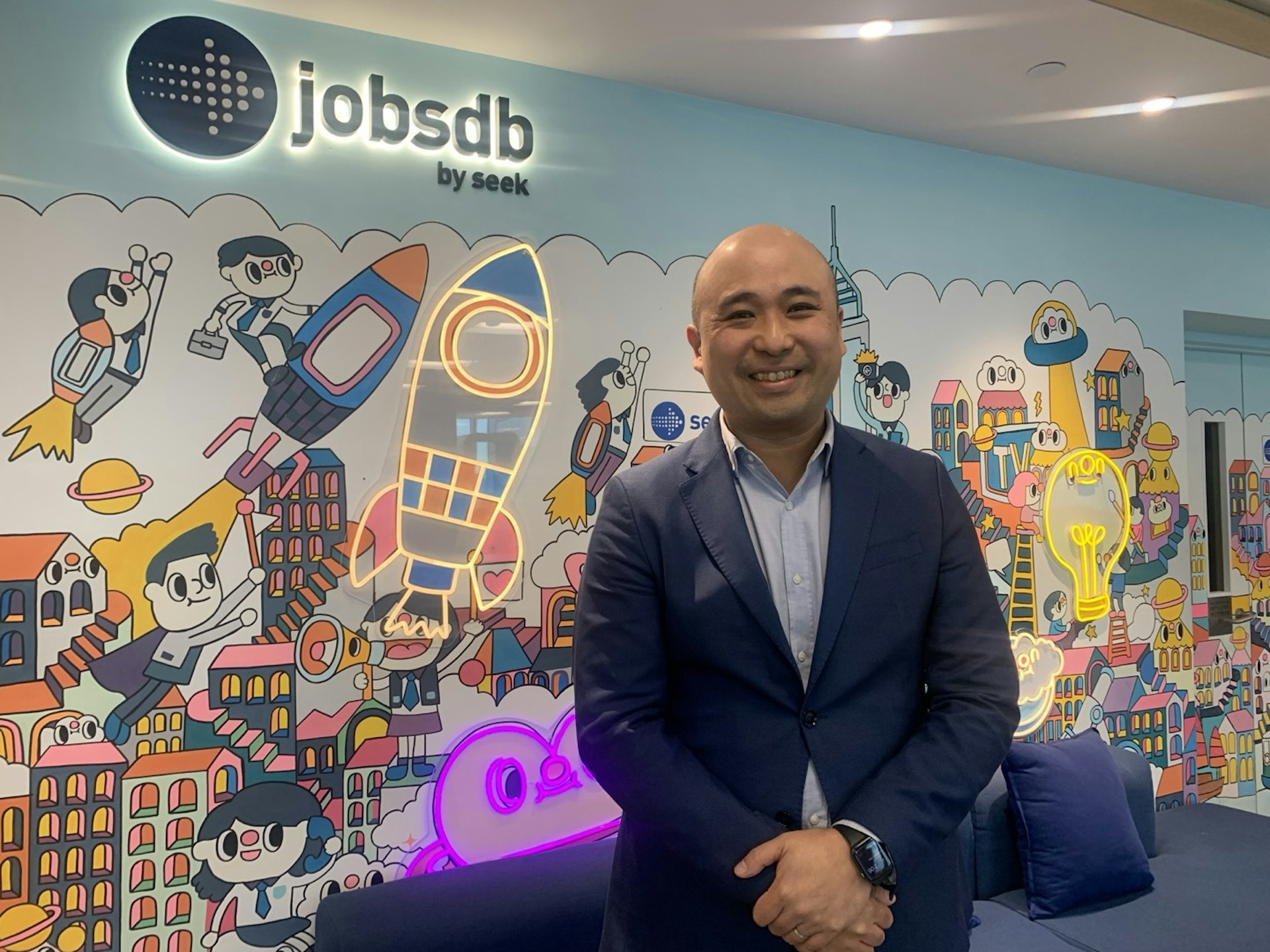 Jobsdb by SEEK香港區總經理李政勳表示,調查顯示僱主在明年招聘展望上較去年審慎,但指出增聘或維持人手編制的僱主的比例依然佔多數,預計明年招聘市況仍然穩定。(陳嘉慧攝) Jobsdb by SEEK香港區總經理李政勳表示,調查顯示僱主在明年招聘展望上較去年審慎,但指出增聘或維持人手編制的僱主的比例依然佔多數,預計明年招聘市況仍然穩定。(陳嘉慧攝)
