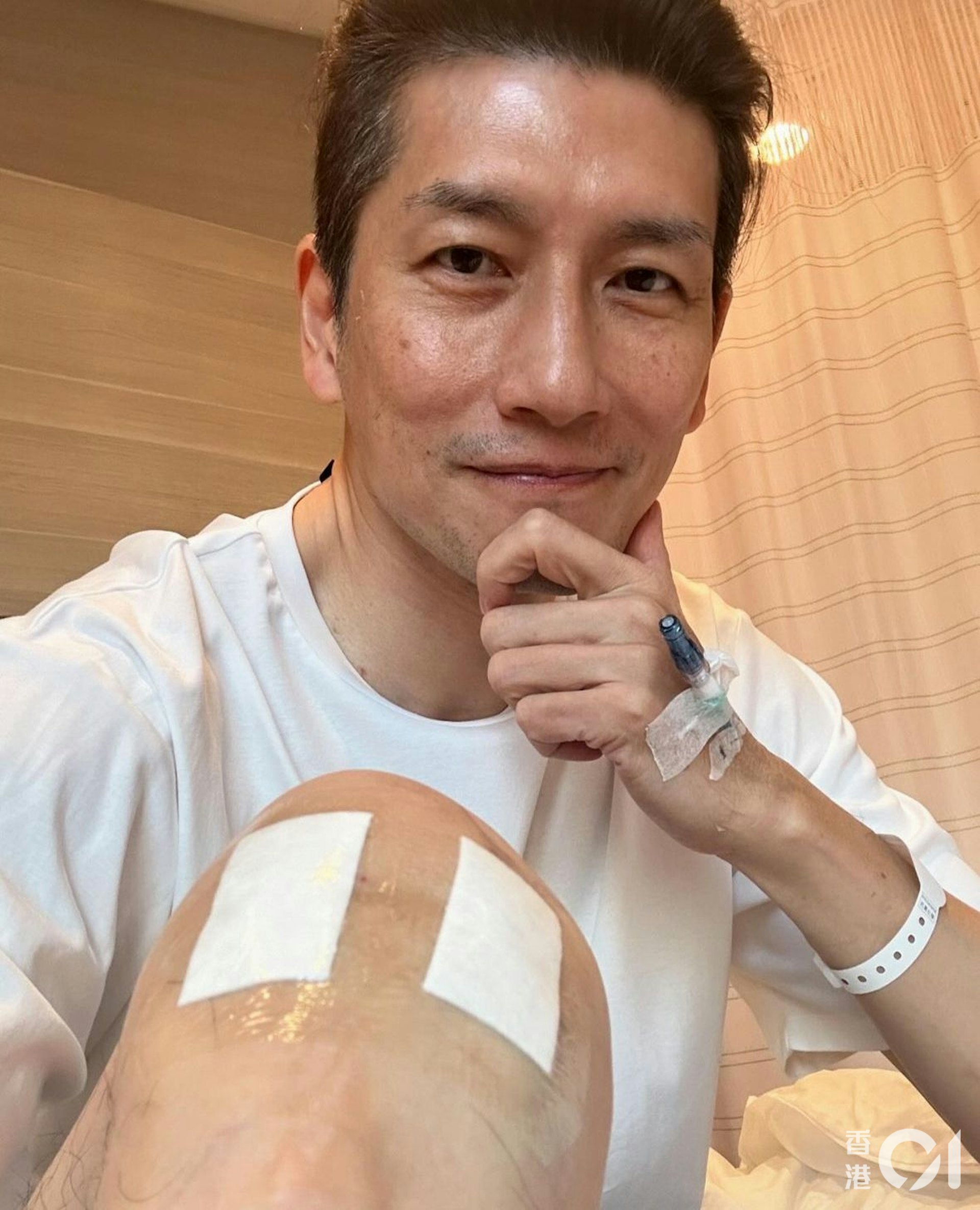 袁文傑右腳半月板撕裂忍痛開工多日完成戲份急入院動手術。 袁文傑右腳半月板撕裂忍痛開工多日完成戲份急入院動手術。