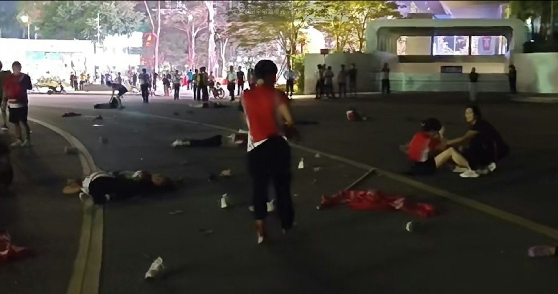 珠海體育中心附近道路有車輛亂撞途人。(網絡圖片) 珠海體育中心附近道路有車輛亂撞途人。(網絡圖片)