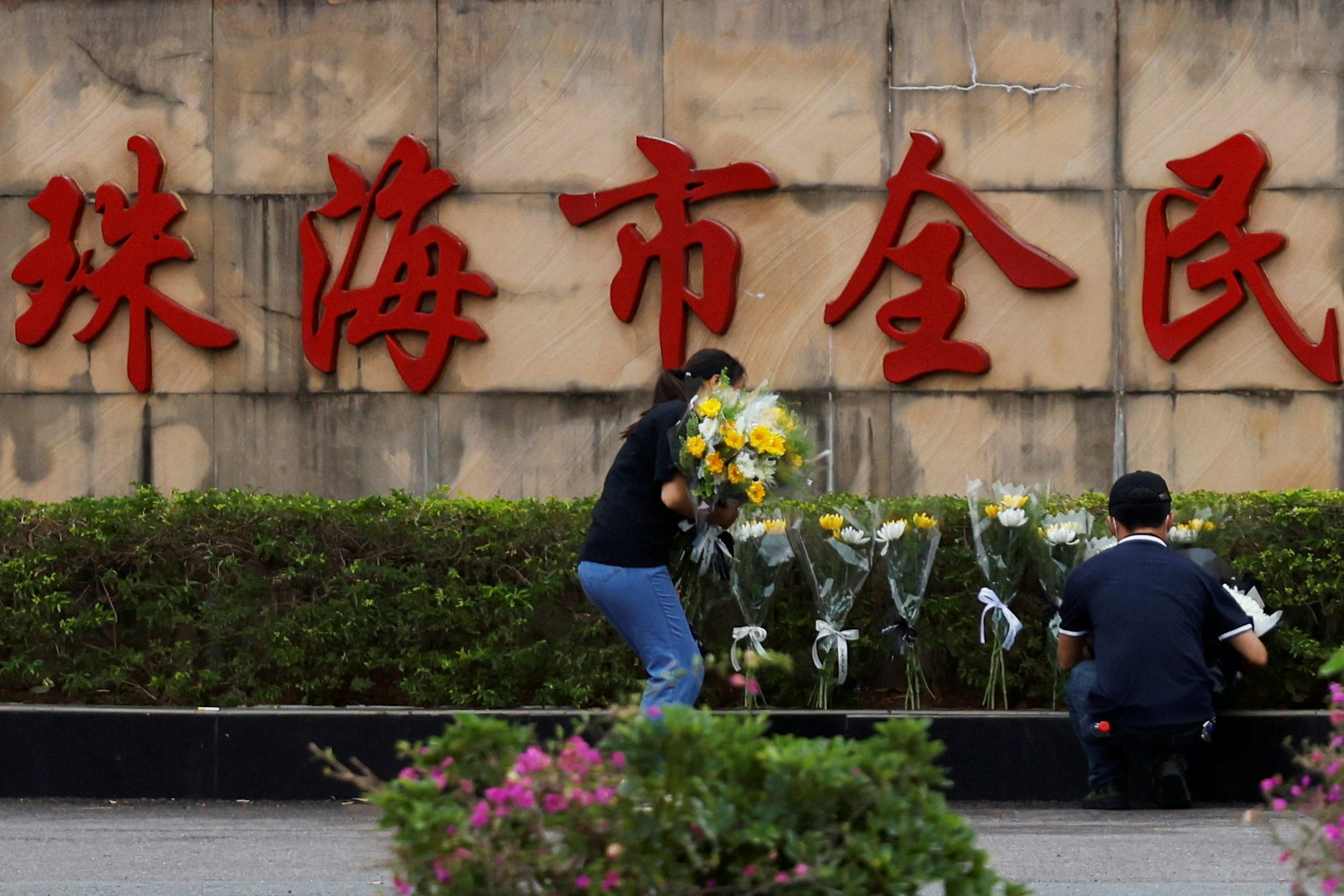 市民自發到體育中心獻花。(路透社) 市民自發到體育中心獻花。(路透社)