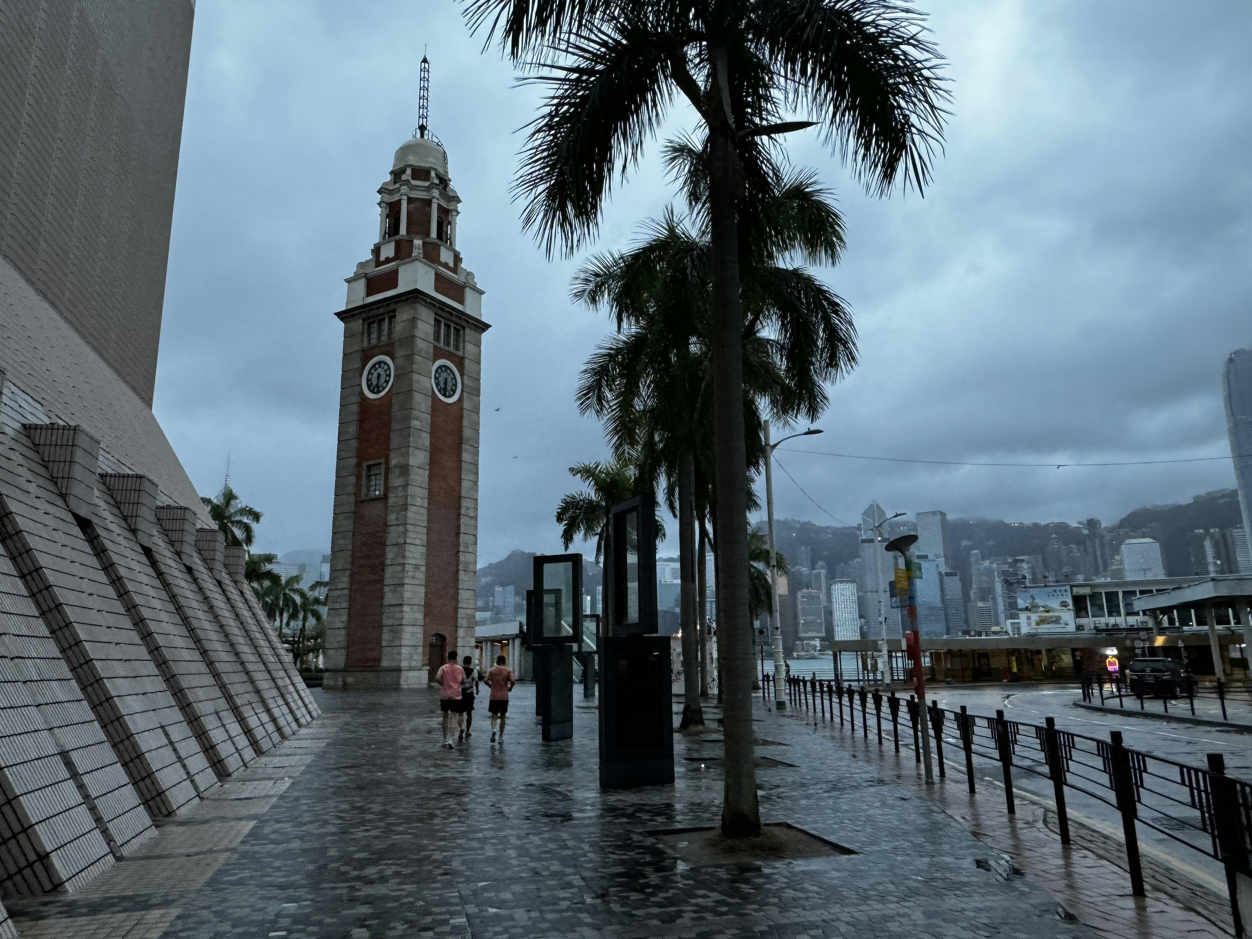 港股首次打風不停市成交逾1700億惟弱勢未改5連跌累挫1500點