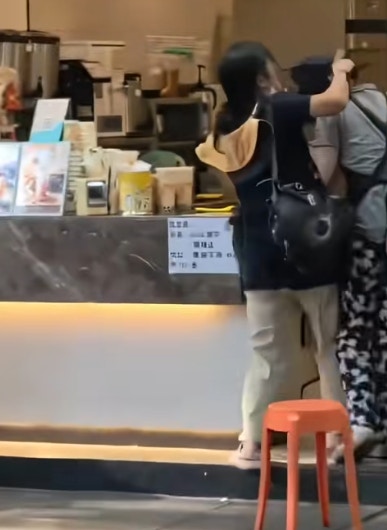 小孩被指偷奶茶廣州婦反毆店員。（影片截圖）