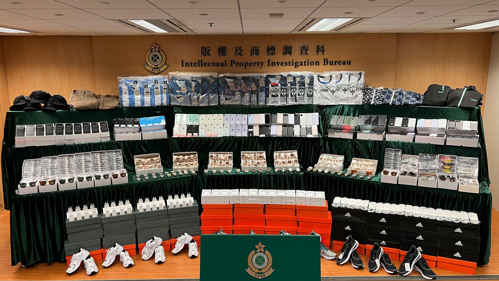 雙11|海關截325萬件轉運假貨拘一人 檢$9000萬冒牌波鞋電子產品 雙11|海關截325萬件轉運假貨拘一人 檢$9000萬冒牌波鞋電子產品