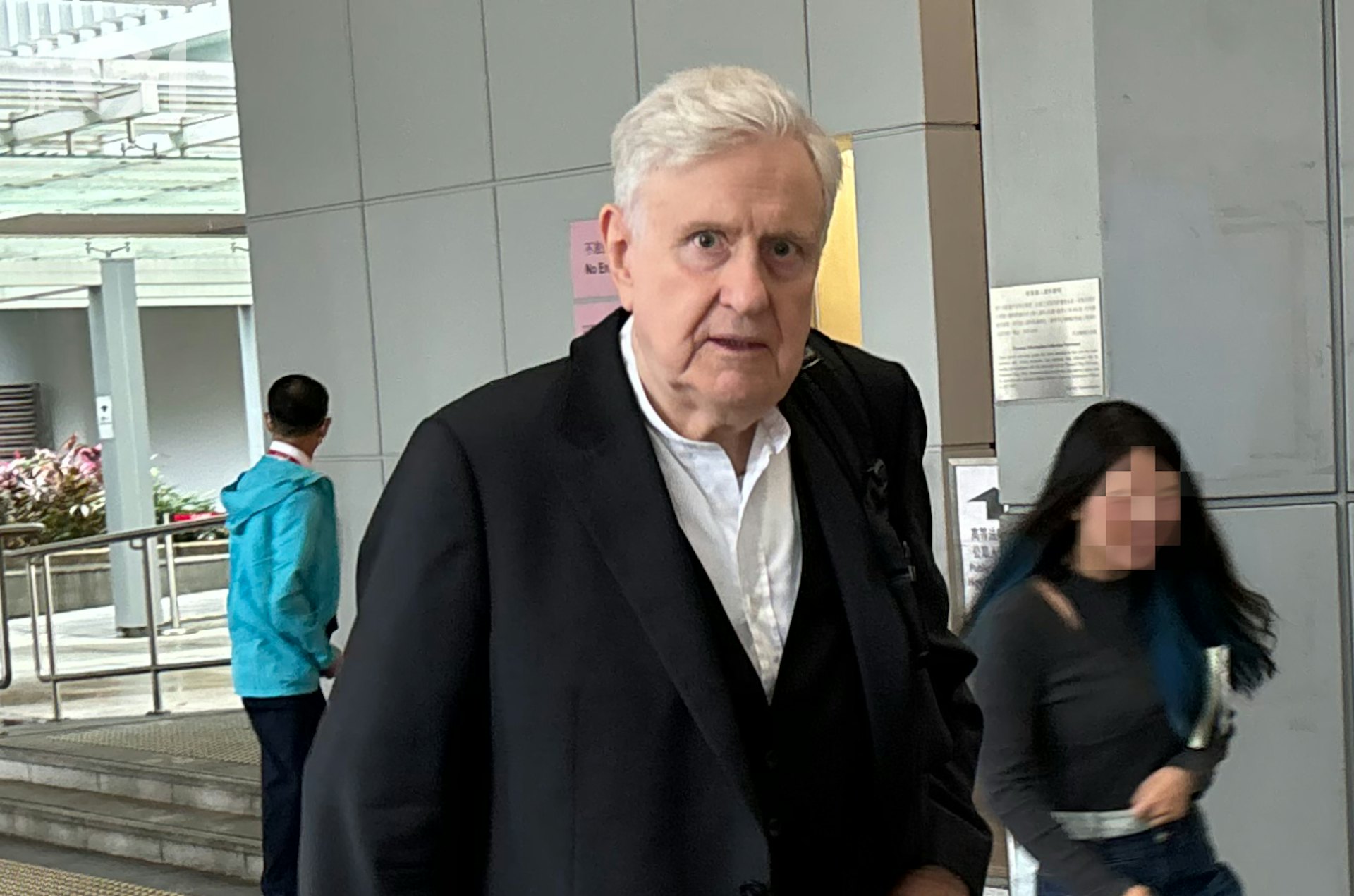 大律師安華暉(Andrew Rafell)代表第三被告鄺港智。