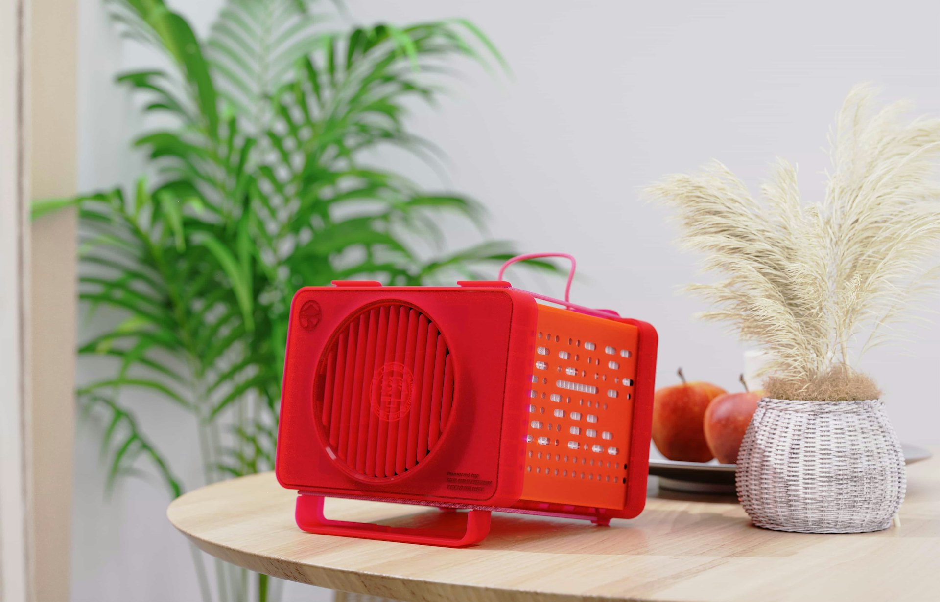 由嶺大團隊所研發及設計的袖珍空氣淨化機PureAura,至今已榮獲13項國際大獎。 由嶺大團隊所研發及設計的袖珍空氣淨化機PureAura,至今已榮獲13項國際大獎。