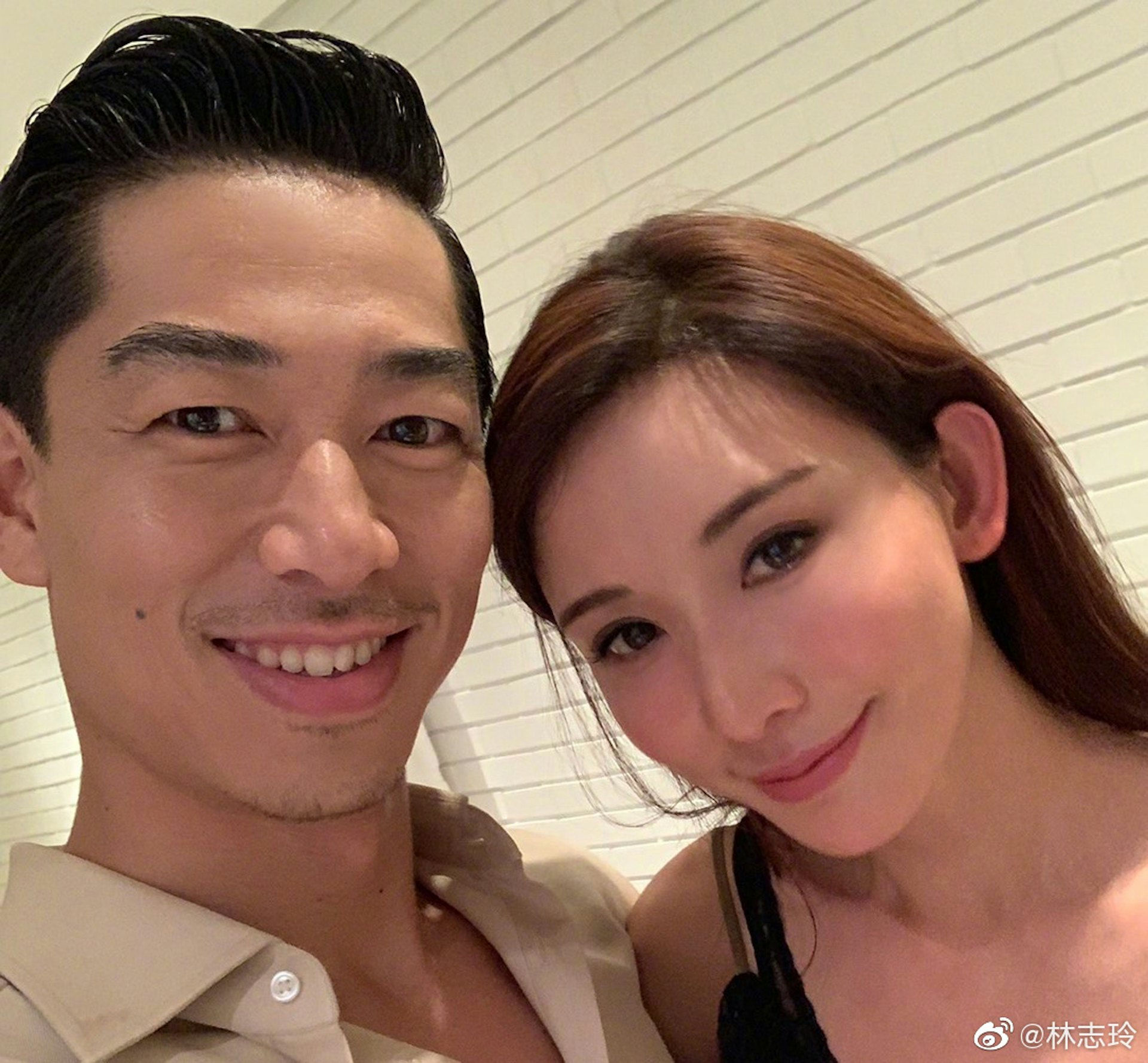 林志玲在2019年與日籍男歌手AKIRA(黑澤良平)結婚。(林志玲微博圖片) 林志玲在2019年與日籍男歌手AKIRA(黑澤良平)結婚。(林志玲微博圖片)