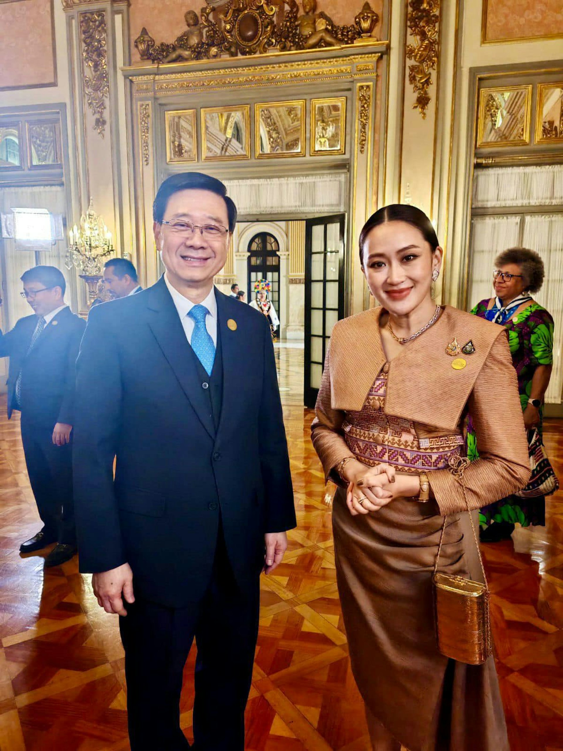 李家超(左)和泰國總理佩通坦 Ms. Paetongtarn Shinawatra, Prime Minister of Thailand(右)(李家超Facebook) 李家超(左)和泰國總理佩通坦 Ms. Paetongtarn Shinawatra, Prime Minister of Thailand(右)(李家超Facebook)