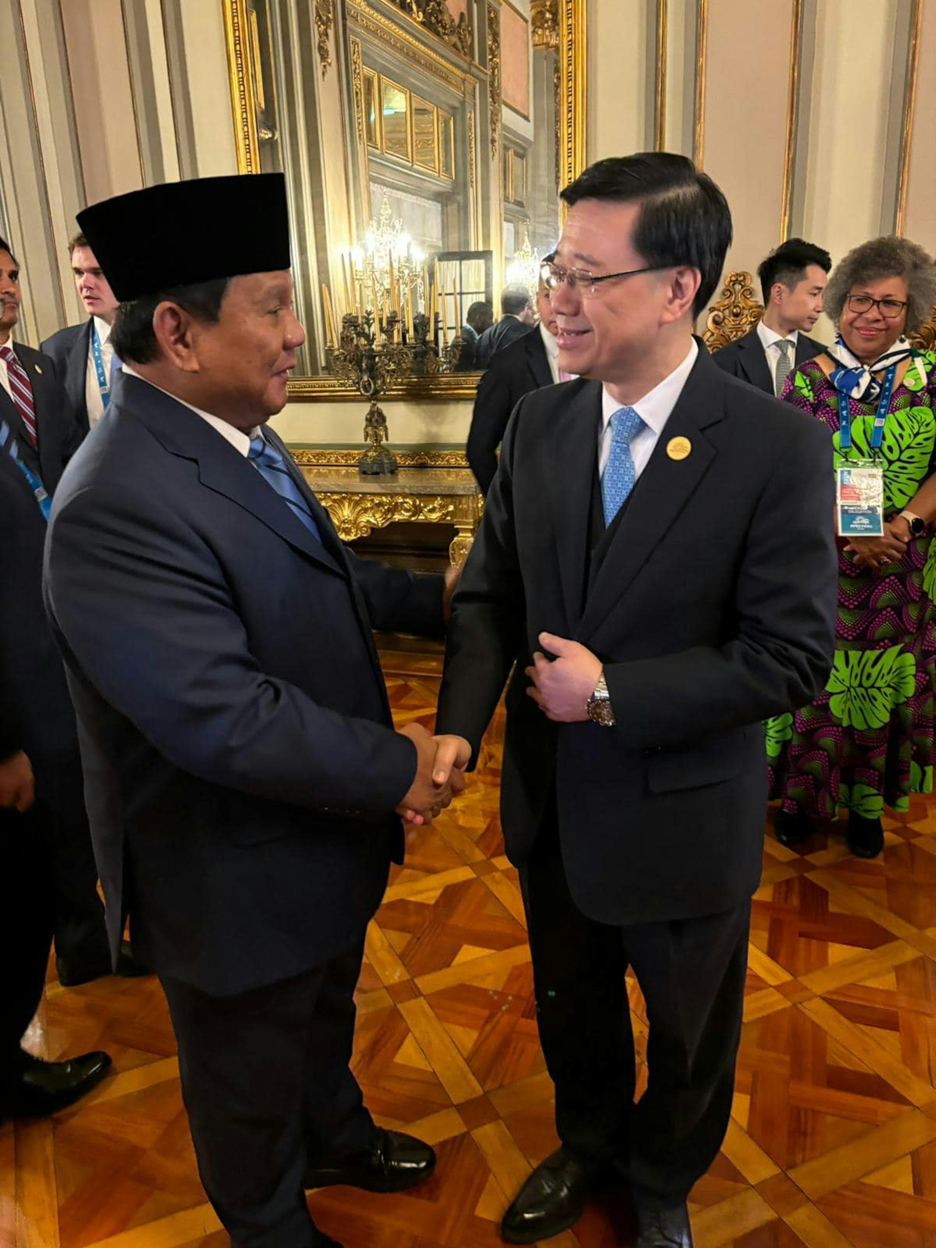 李家超(右)和印尼總統普拉博沃蘇比延多 Mr. Prabowo Subianto, President of the Republic of Indonesia(左)(李家超Facebook) 李家超(右)和印尼總統普拉博沃蘇比延多 Mr. Prabowo Subianto, President of the Republic of Indonesia(左)(李家超Facebook)