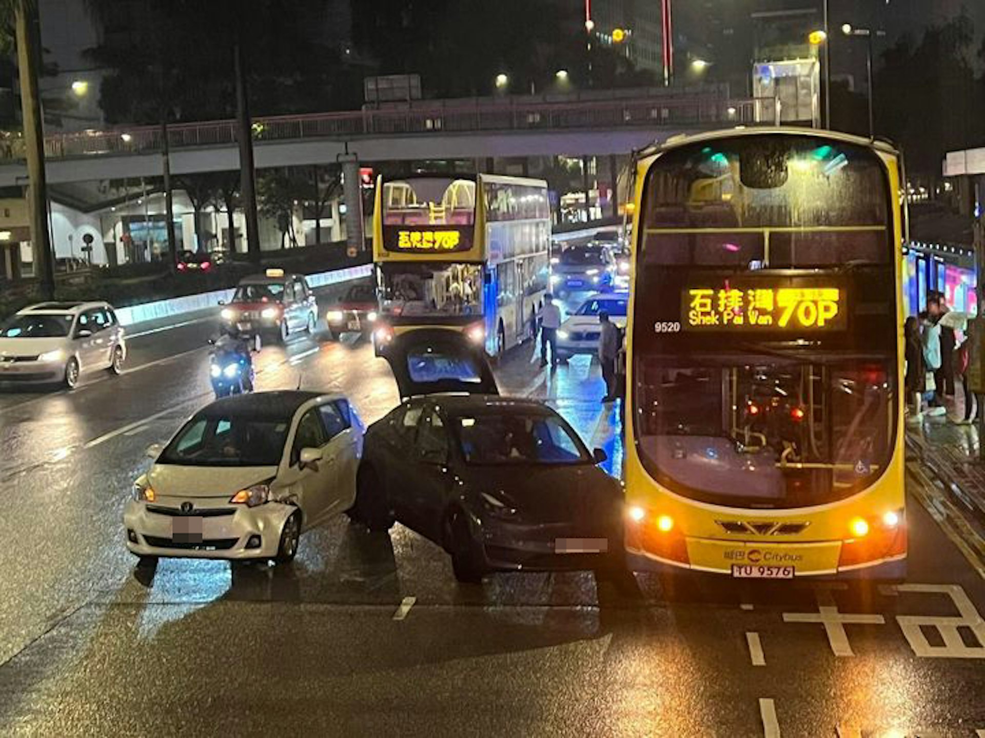 兩輛私家車與一輛城巴在灣仔告士打道相撞。(車cam L(香港群組)fb/至尊寶) 兩輛私家車與一輛城巴在灣仔告士打道相撞。(車cam L(香港群組)fb/至尊寶)