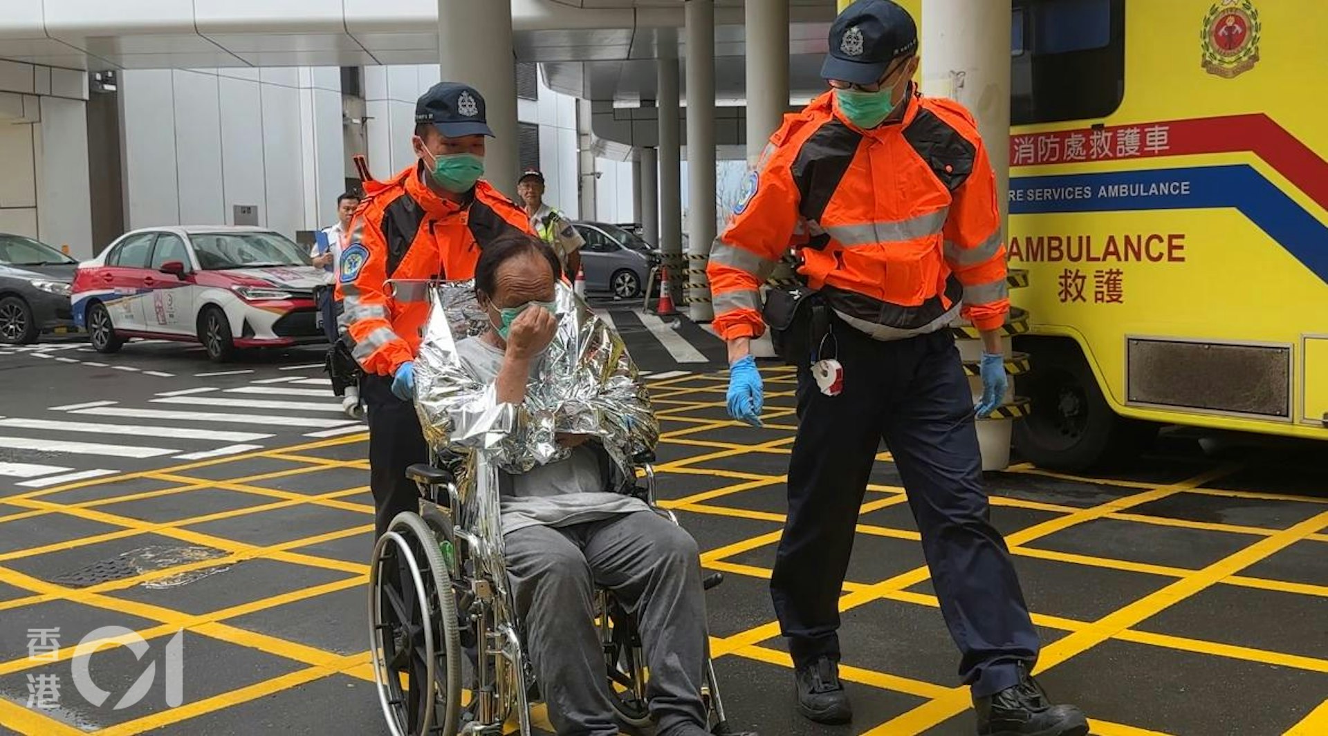 南丫島撞船意外,救護員為傷者包上錫紙保溫。(鄭嘉惠攝)