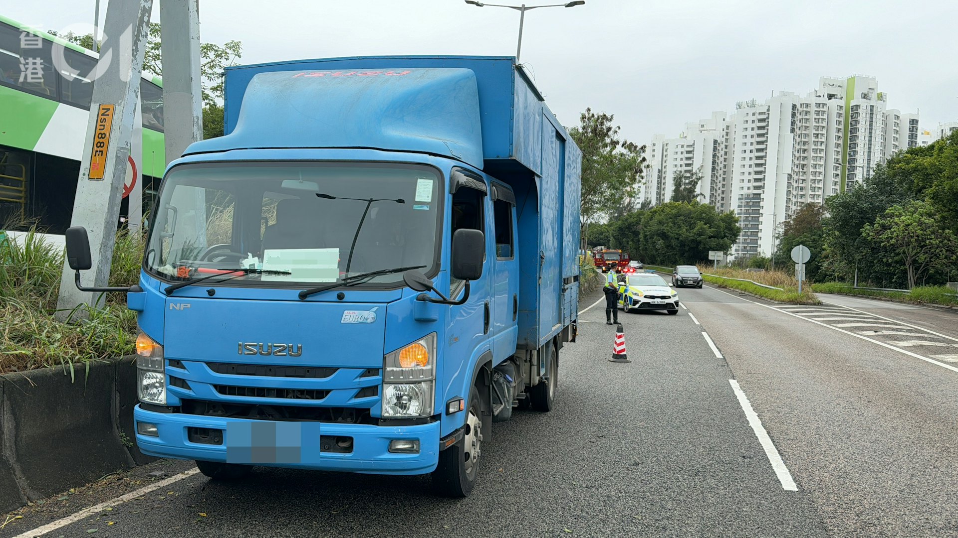 事發時,清潔公司貨車停泊在路壆清理草叢。(蔡正邦攝) 事發時,清潔公司貨車停泊在路壆清理草叢。(蔡正邦攝)