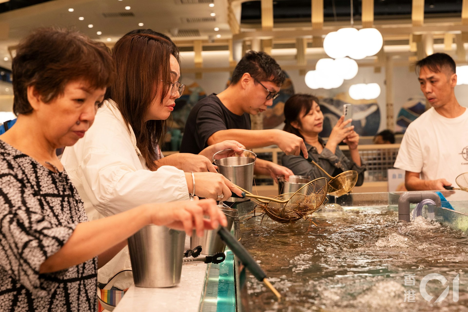 自助區的巨型水缸內放滿不同的生猛海鮮,包括鮑魚、大頭蝦、瀨尿蝦、三點蟹及各款貝類等。(周令知攝) 自助區的巨型水缸內放滿不同的生猛海鮮,包括鮑魚、大頭蝦、瀨尿蝦、三點蟹及各款貝類等。(周令知攝)