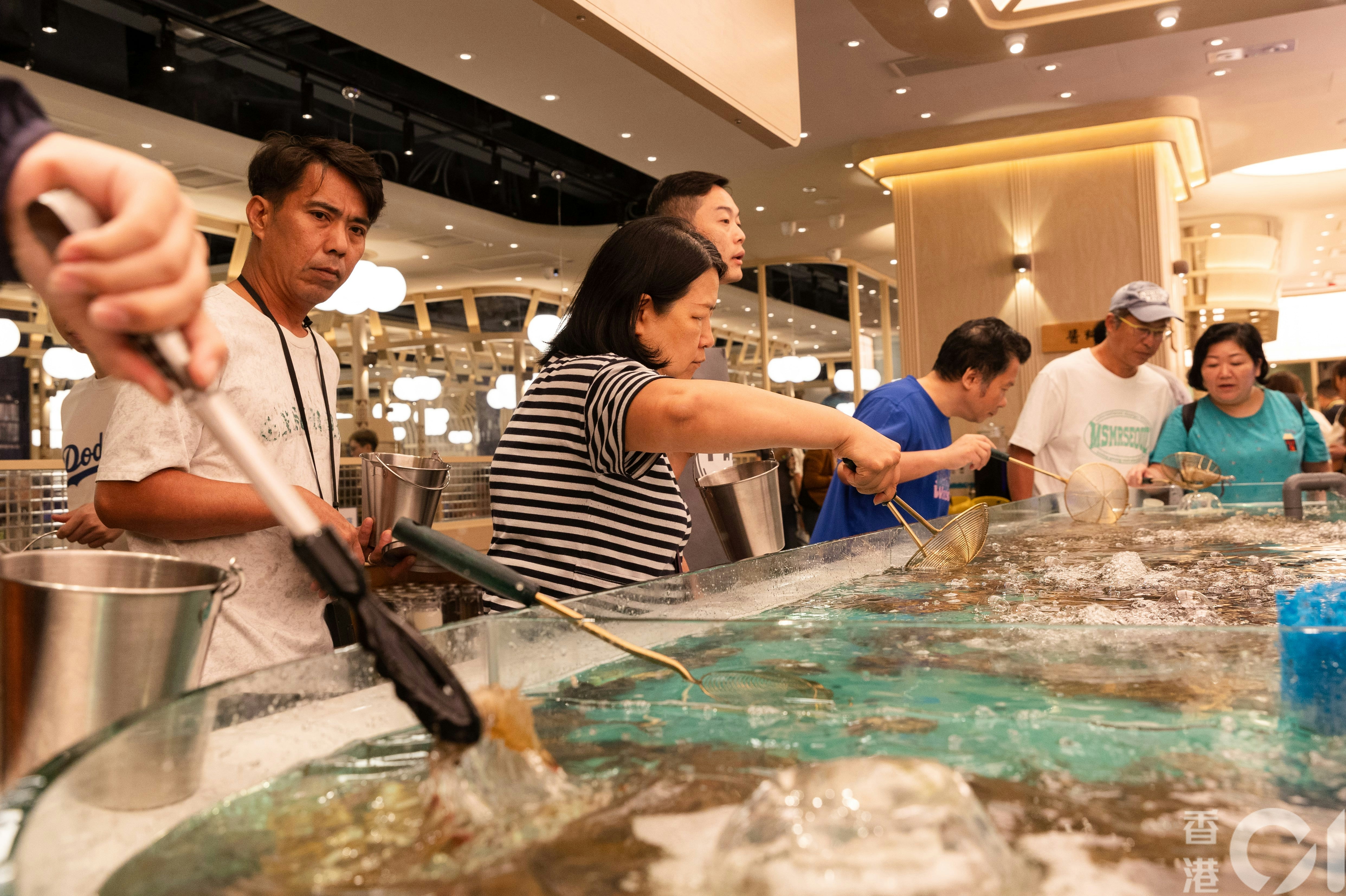 自助區的巨型水缸內放滿不同的生猛海鮮，包括鮑魚、大頭蝦、瀨尿蝦、三點蟹及各款貝類等。（周令知攝）