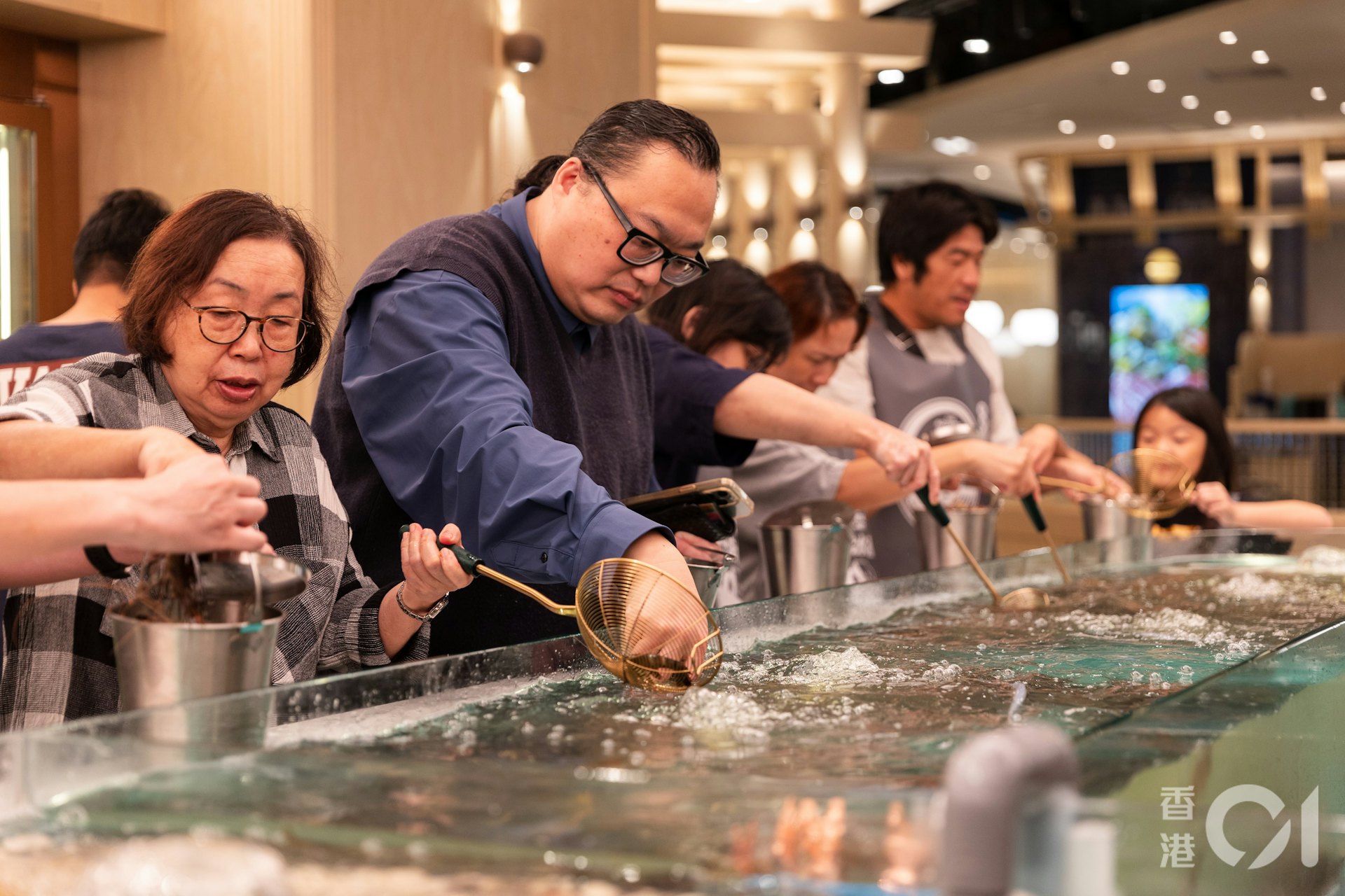 自助區的巨型水缸內放滿不同的生猛海鮮,包括鮑魚、大頭蝦、瀨尿蝦、三點蟹及各款貝類等。(周令知攝) 自助區的巨型水缸內放滿不同的生猛海鮮,包括鮑魚、大頭蝦、瀨尿蝦、三點蟹及各款貝類等。(周令知攝)