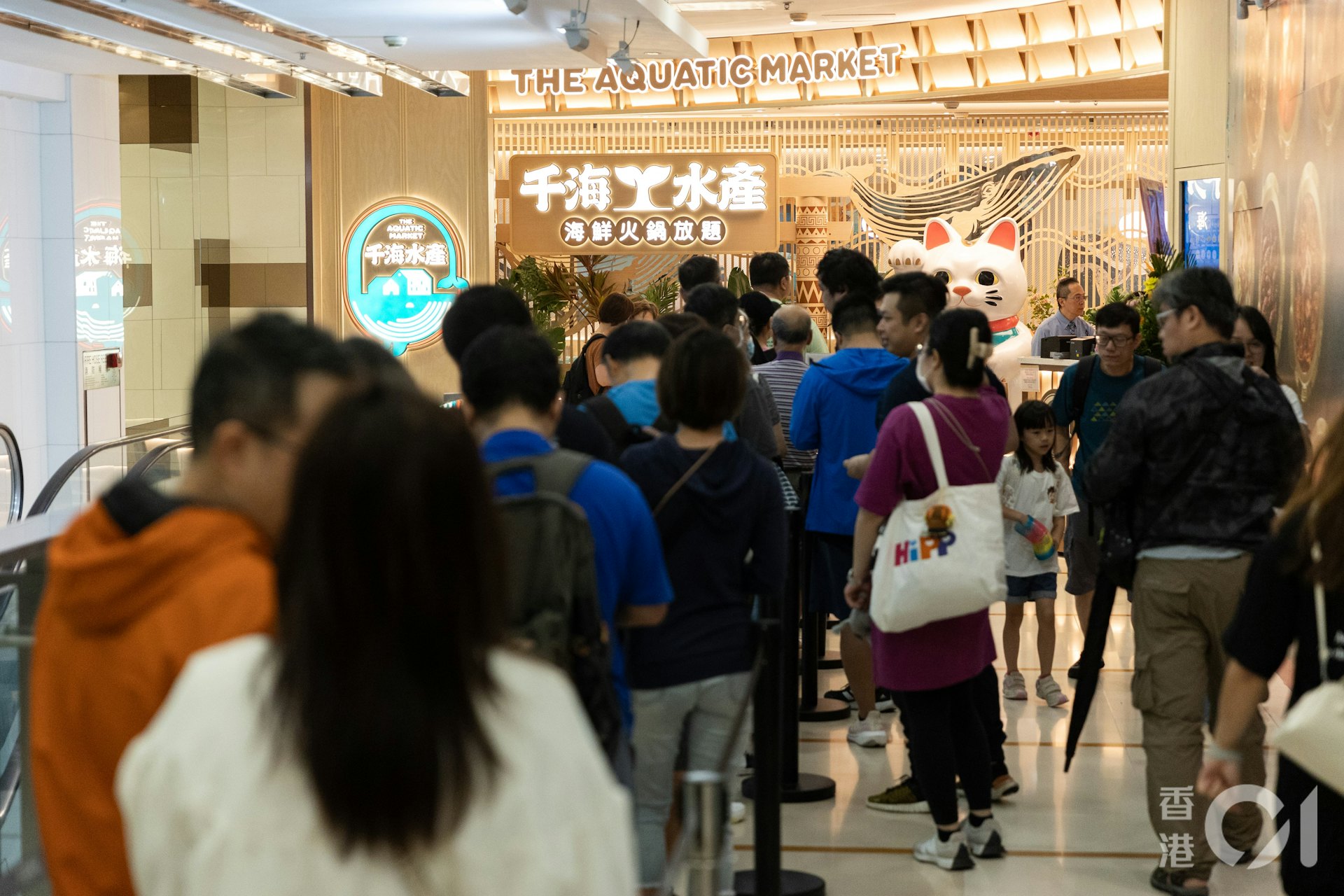 熱帶氣旋桃芝於11月14日掠港,天文台於中午時段繼續發出三號強風信號,惟風雨也無阻市民的熱情,荃灣店門已有約半百人排隊輪候。(周令知攝) 熱帶氣旋桃芝於11月14日掠港,天文台於中午時段繼續發出三號強風信號,惟風雨也無阻市民的熱情,荃灣店門已有約半百人排隊輪候。(周令知攝)