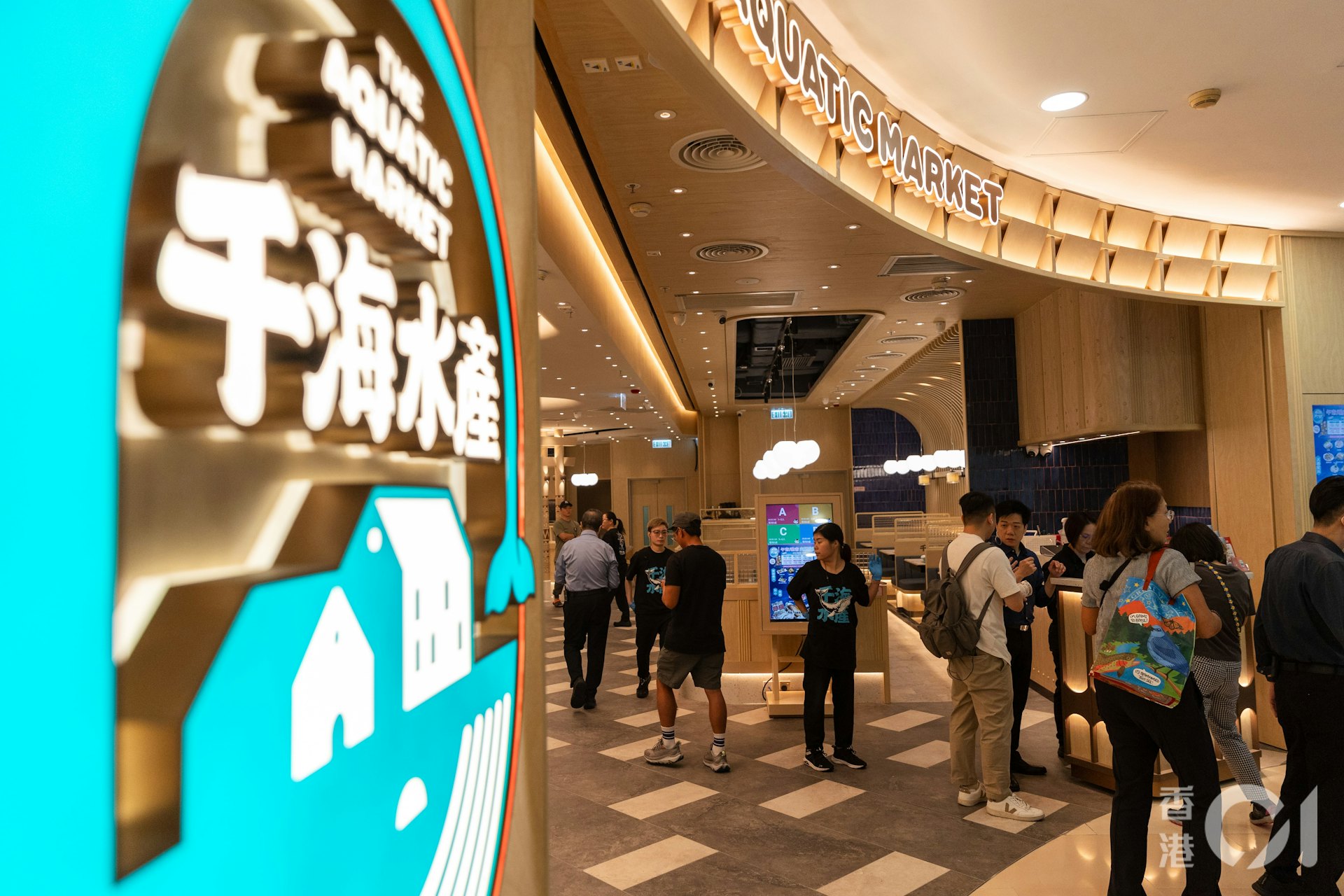 熱帶氣旋桃芝於11月14日掠港,天文台於中午時段繼續發出三號強風信號,惟風雨也無阻市民的熱情,荃灣店門已有約半百人排隊輪候。(周令知攝) 熱帶氣旋桃芝於11月14日掠港,天文台於中午時段繼續發出三號強風信號,惟風雨也無阻市民的熱情,荃灣店門已有約半百人排隊輪候。(周令知攝)