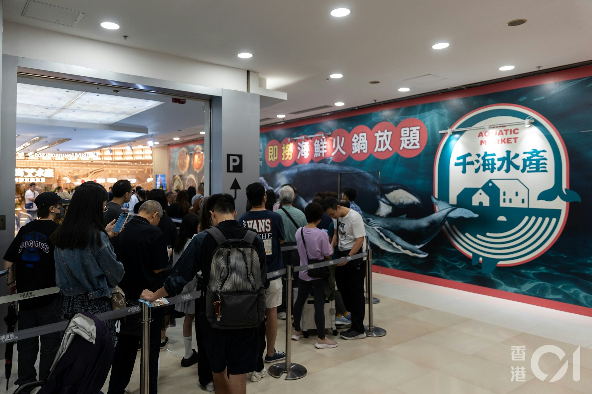 熱帶氣旋桃芝於11月14日掠港,天文台於中午時段繼續發出三號強風信號,惟風雨也無阻市民的熱情,荃灣店門已有約半百人排隊輪候。(周令知攝) 熱帶氣旋桃芝於11月14日掠港,天文台於中午時段繼續發出三號強風信號,惟風雨也無阻市民的熱情,荃灣店門已有約半百人排隊輪候。(周令知攝)