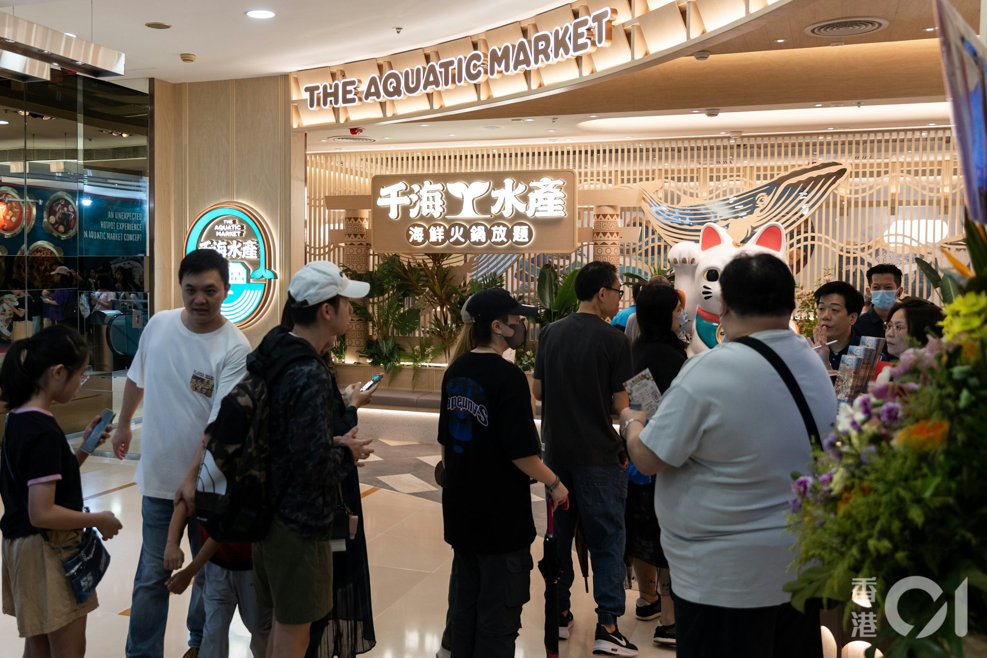 熱帶氣旋桃芝於11月14日掠港,天文台於中午時段繼續發出三號強風信號,惟風雨也無阻市民的熱情,荃灣店門已有約半百人排隊輪候。(周令知攝) 熱帶氣旋桃芝於11月14日掠港,天文台於中午時段繼續發出三號強風信號,惟風雨也無阻市民的熱情,荃灣店門已有約半百人排隊輪候。(周令知攝)