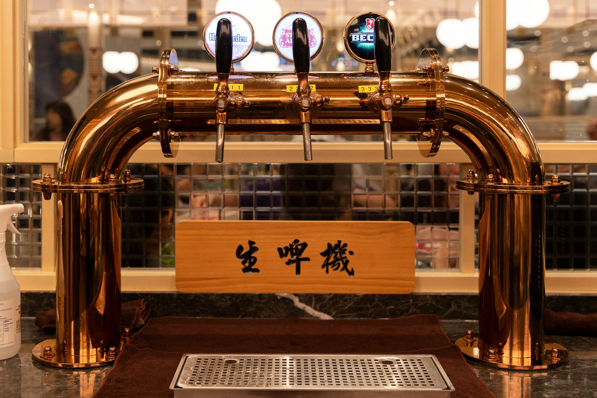 千海水產的自助區域放有生啤機,可無限任斟三款啤酒。(周令知攝) 千海水產的自助區域放有生啤機,可無限任斟三款啤酒。(周令知攝)