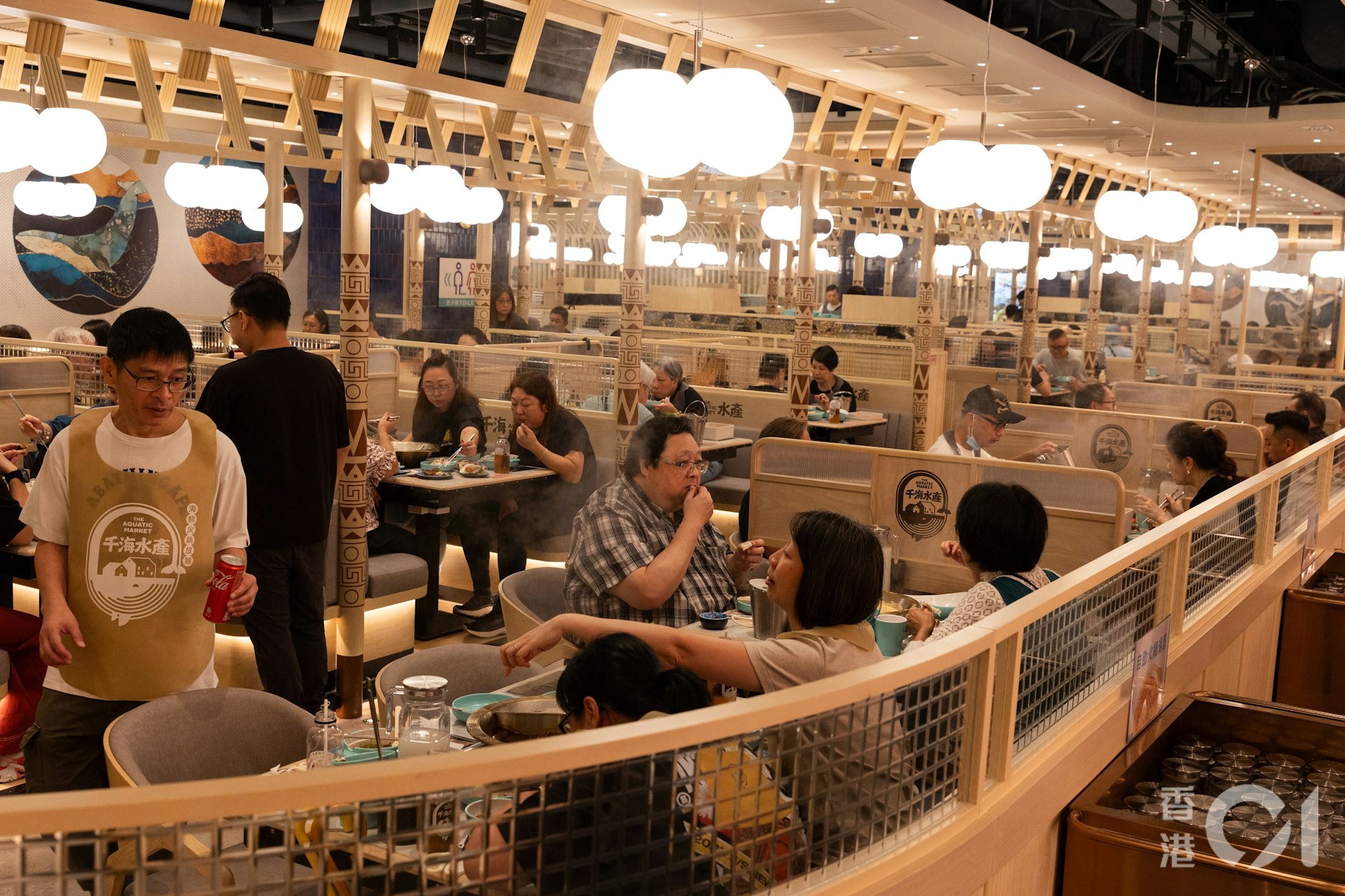 千海水產兩間分店的面積有逾一萬呎,主打日式裝潢風格,其中荃灣新店最多可容納240名食客。(周令知攝) 千海水產兩間分店的面積有逾一萬呎,主打日式裝潢風格,其中荃灣新店最多可容納240名食客。(周令知攝)