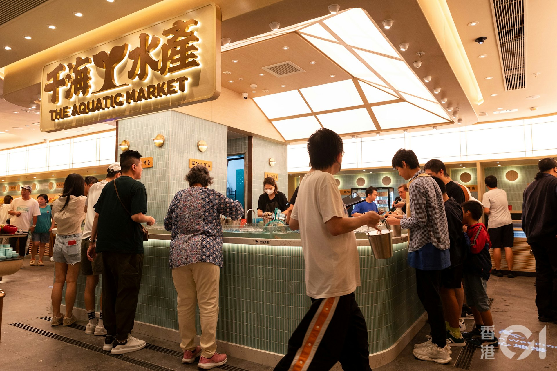 千海水產兩間分店的面積有逾一萬呎,主打日式裝潢風格,其中荃灣新店最多可容納240名食客。(周令知攝) 千海水產兩間分店的面積有逾一萬呎,主打日式裝潢風格,其中荃灣新店最多可容納240名食客。(周令知攝)