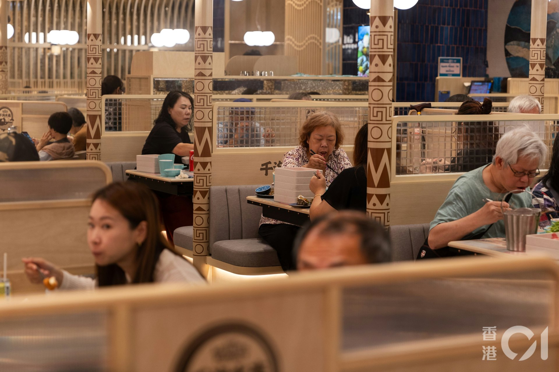 千海水產兩間分店的面積有逾一萬呎,主打日式裝潢風格,其中荃灣新店最多可容納240名食客。(周令知攝) 千海水產兩間分店的面積有逾一萬呎,主打日式裝潢風格,其中荃灣新店最多可容納240名食客。(周令知攝)