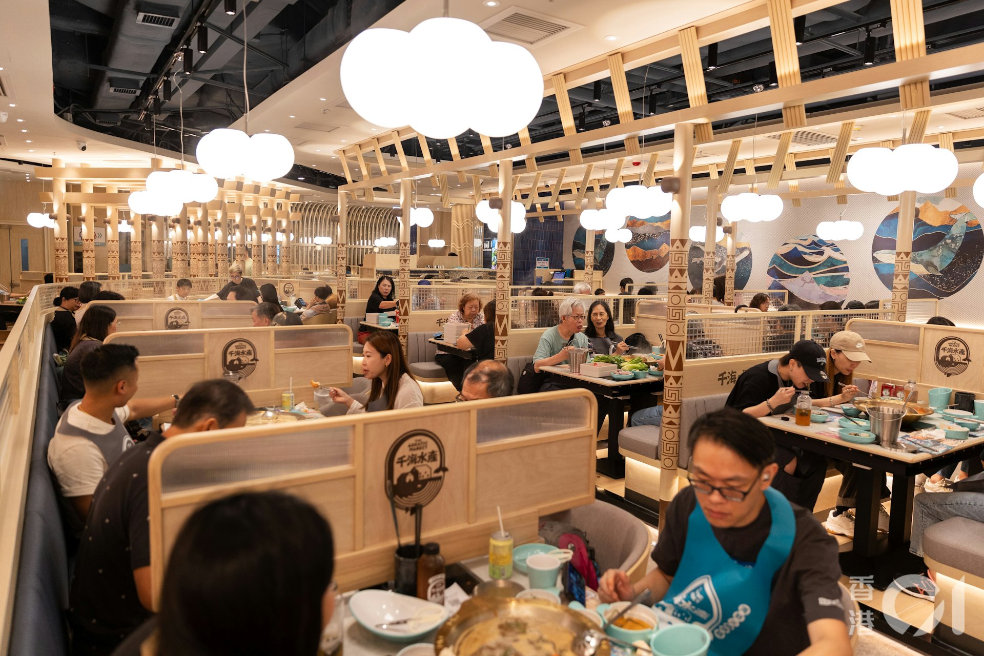 千海水產兩間分店的面積有逾一萬呎,主打日式裝潢風格,其中荃灣新店最多可容納240名食客。(周令知攝) 千海水產兩間分店的面積有逾一萬呎,主打日式裝潢風格,其中荃灣新店最多可容納240名食客。(周令知攝)