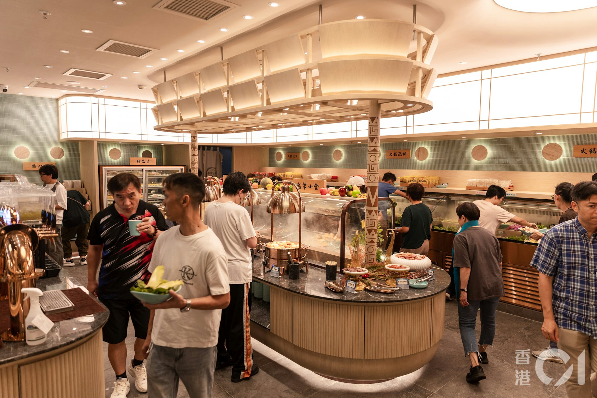 千海水產兩間分店的面積有逾一萬呎,主打日式裝潢風格,其中荃灣新店最多可容納240名食客。(周令知攝) 千海水產兩間分店的面積有逾一萬呎,主打日式裝潢風格,其中荃灣新店最多可容納240名食客。(周令知攝)